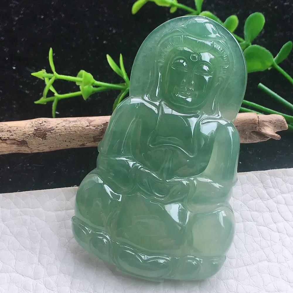 自然光实拍，精雕冰油正庄赐福观音玉坠 种老水足  玉质细腻起胶，冰胶感足 色泽均匀 立体感强 佩戴高雅大方 ！gp 尺寸:69*41.6*6mm