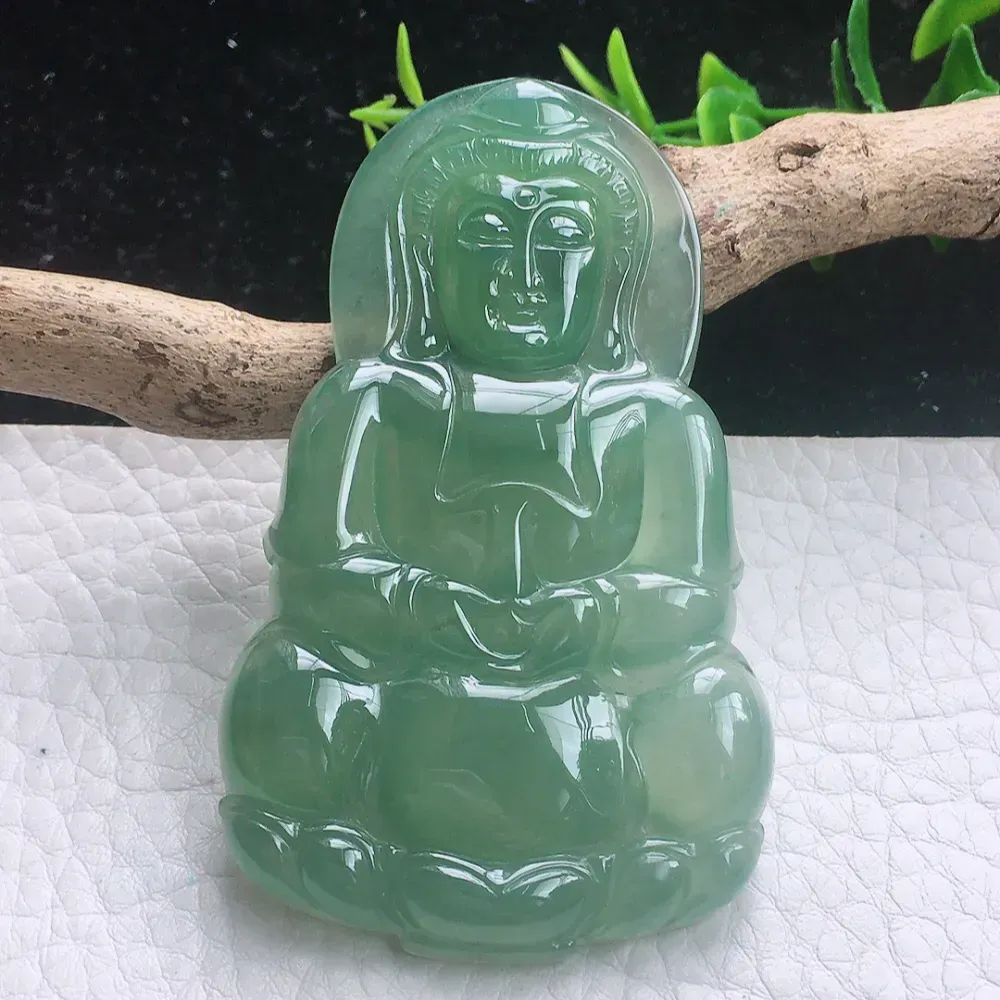 自然光实拍，精雕冰油正庄赐福观音玉坠 种老水足  玉质细腻起胶，冰胶感足 色泽均匀 立体感强 佩戴高雅大方 ！gp 尺寸:69*41.6*6mm