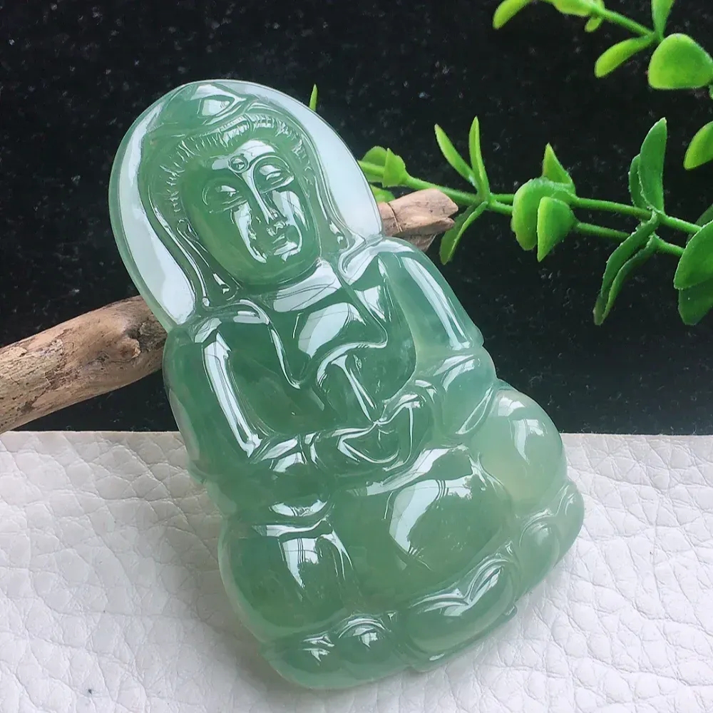 自然光实拍，精雕冰油正庄赐福观音玉坠 种老水足  玉质细腻起胶，冰胶感足 色泽均匀 立体感强 佩戴高雅大方 ！gp 尺寸:69*41.6*6mm