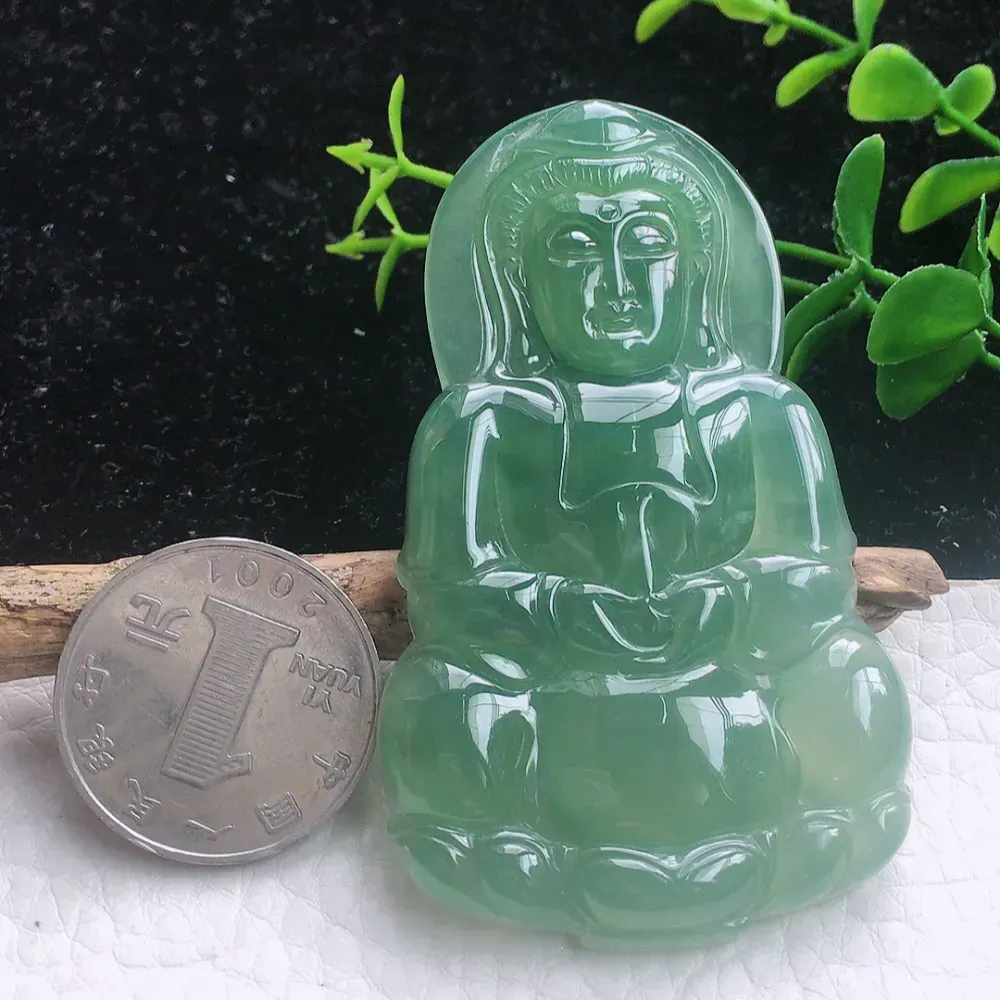 自然光实拍，精雕冰油正庄赐福观音玉坠 种老水足  玉质细腻起胶，冰胶感足 色泽均匀 立体感强 佩戴高雅大方 ！gp 尺寸:69*41.6*6mm
