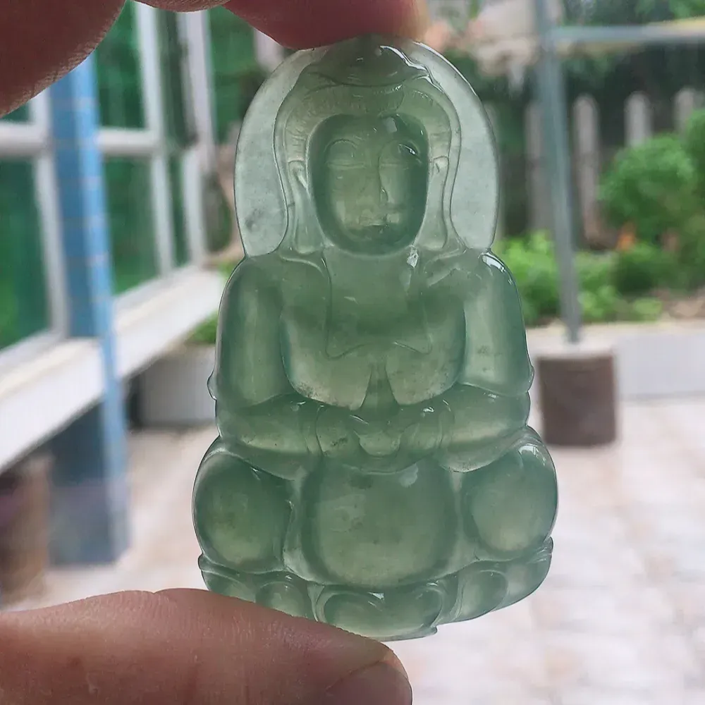 自然光实拍，精雕冰油正庄赐福观音玉坠 种老水足  玉质细腻起胶，冰胶感足 色泽均匀 立体感强 佩戴高雅大方 ！gp 尺寸:69*41.6*6mm