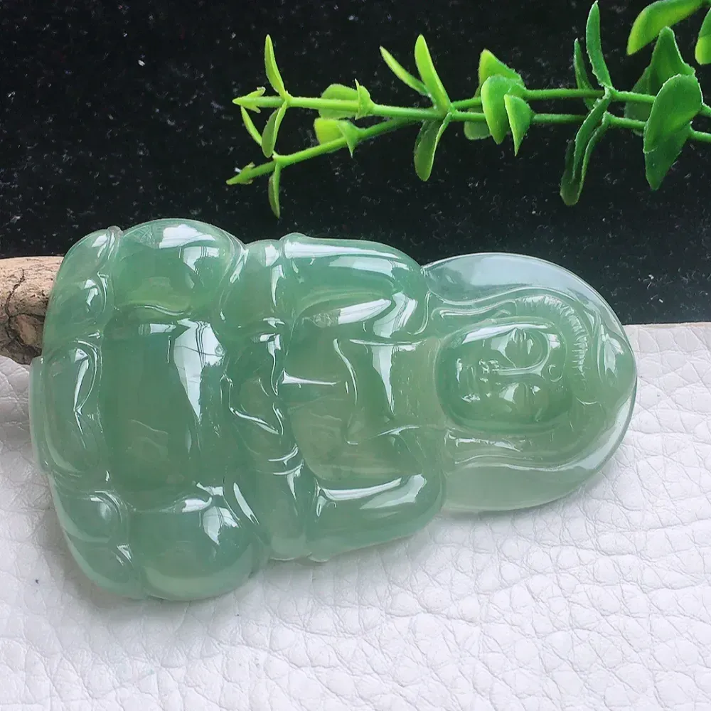 自然光实拍，精雕冰油正庄赐福观音玉坠 种老水足  玉质细腻起胶，冰胶感足 色泽均匀 立体感强 佩戴高雅大方 ！gp 尺寸:69*41.6*6mm