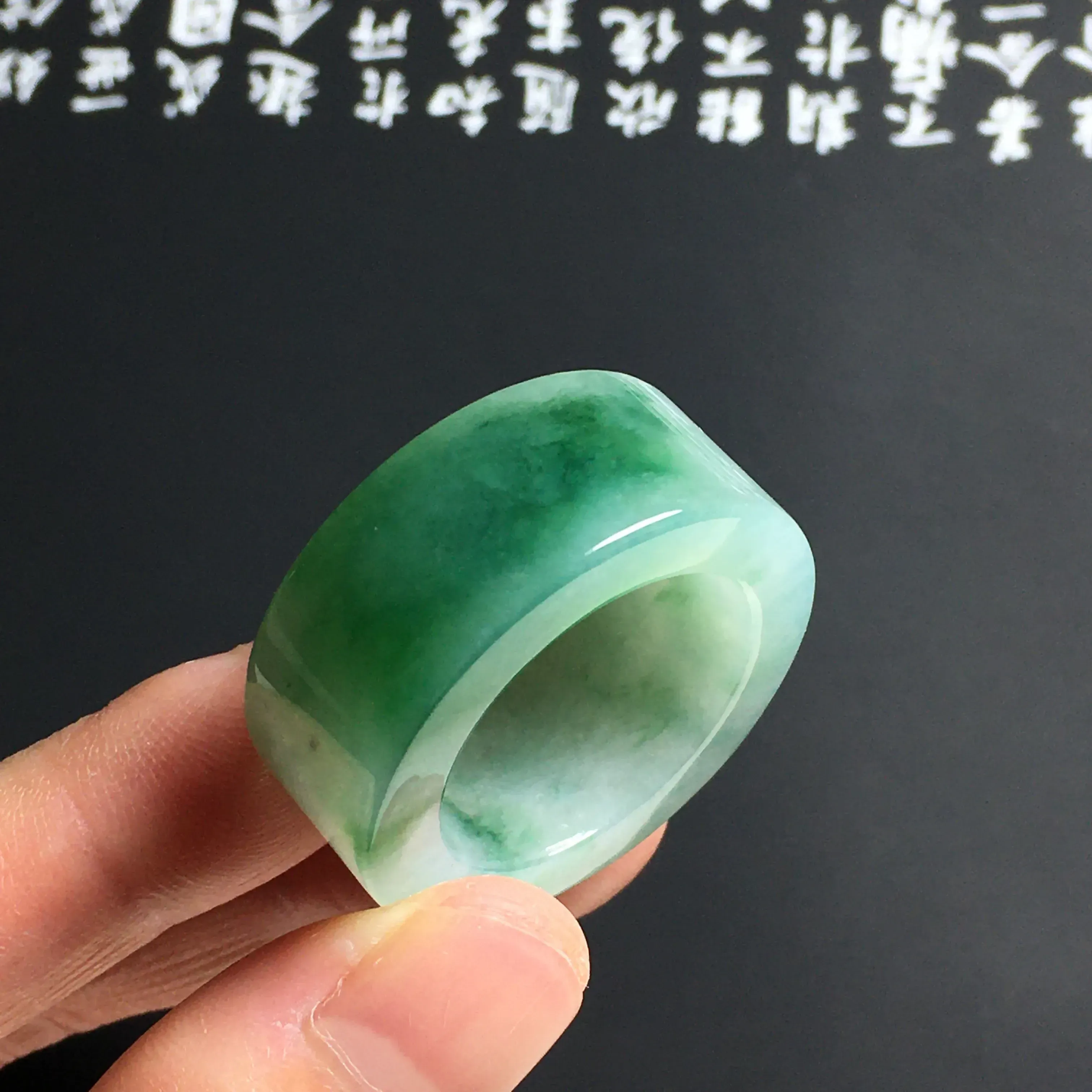 糯化种飘绿花扳指 尺寸29-11-4.5毫米 内直径20毫米 玉质细腻 色泽亮丽 独特精美