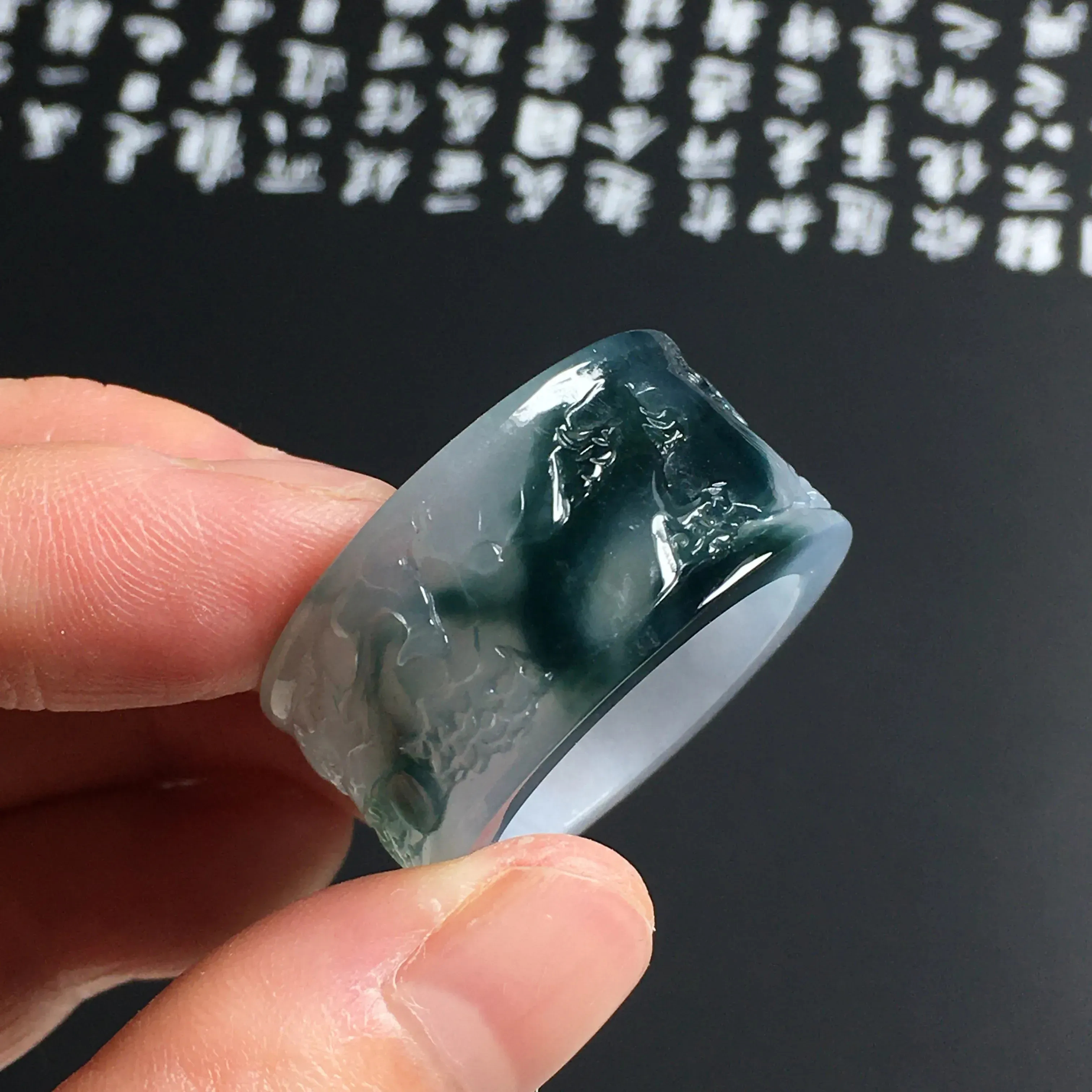 冰糯种飘花山水扳指 尺寸28-13.5-4毫米 内直径21毫米 水润通透 雕工精美