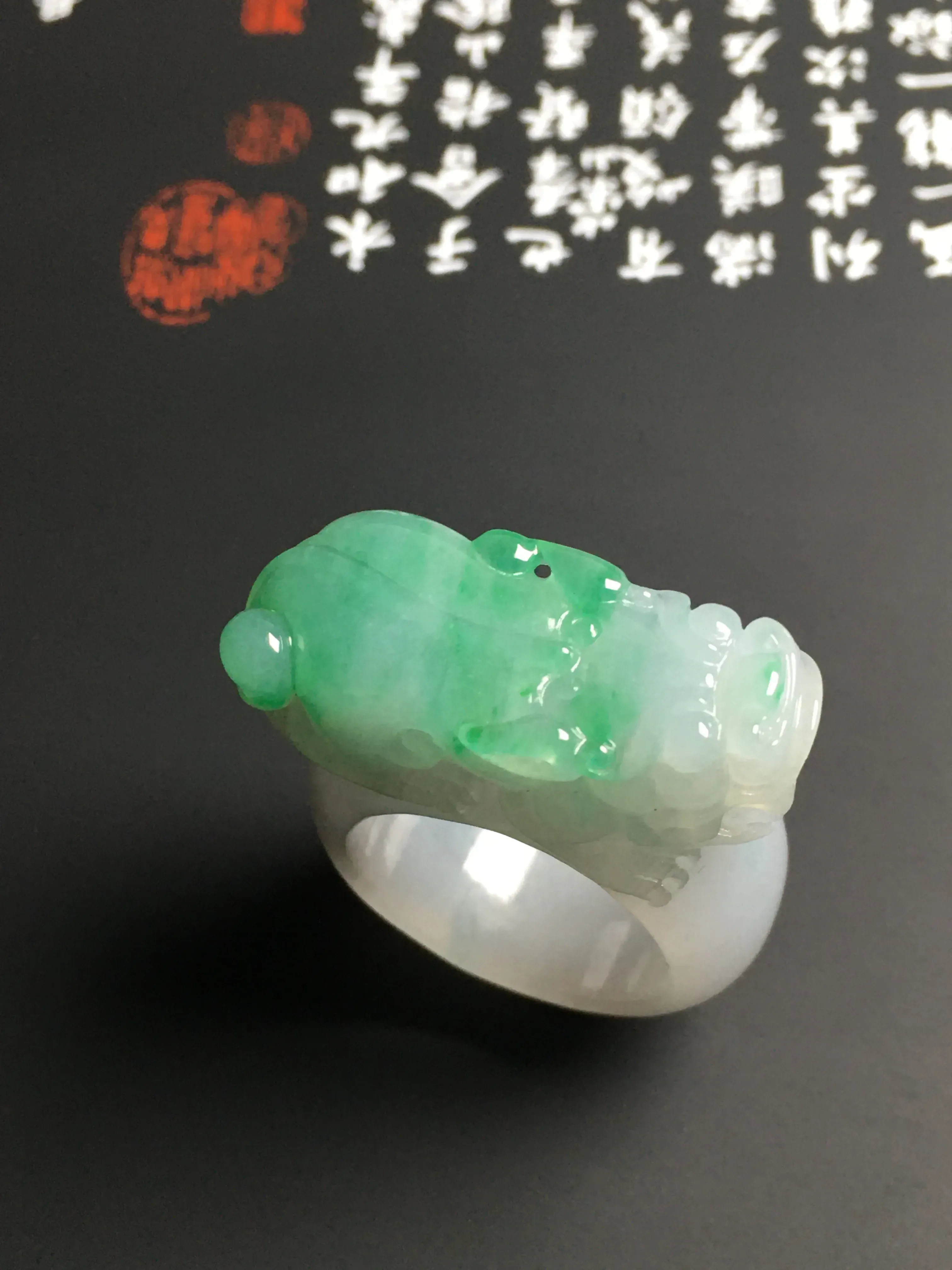 糯化种带色【招财貔貅】扳指 内直径20.2毫米 翠色艳丽 雕工精湛 质地细腻