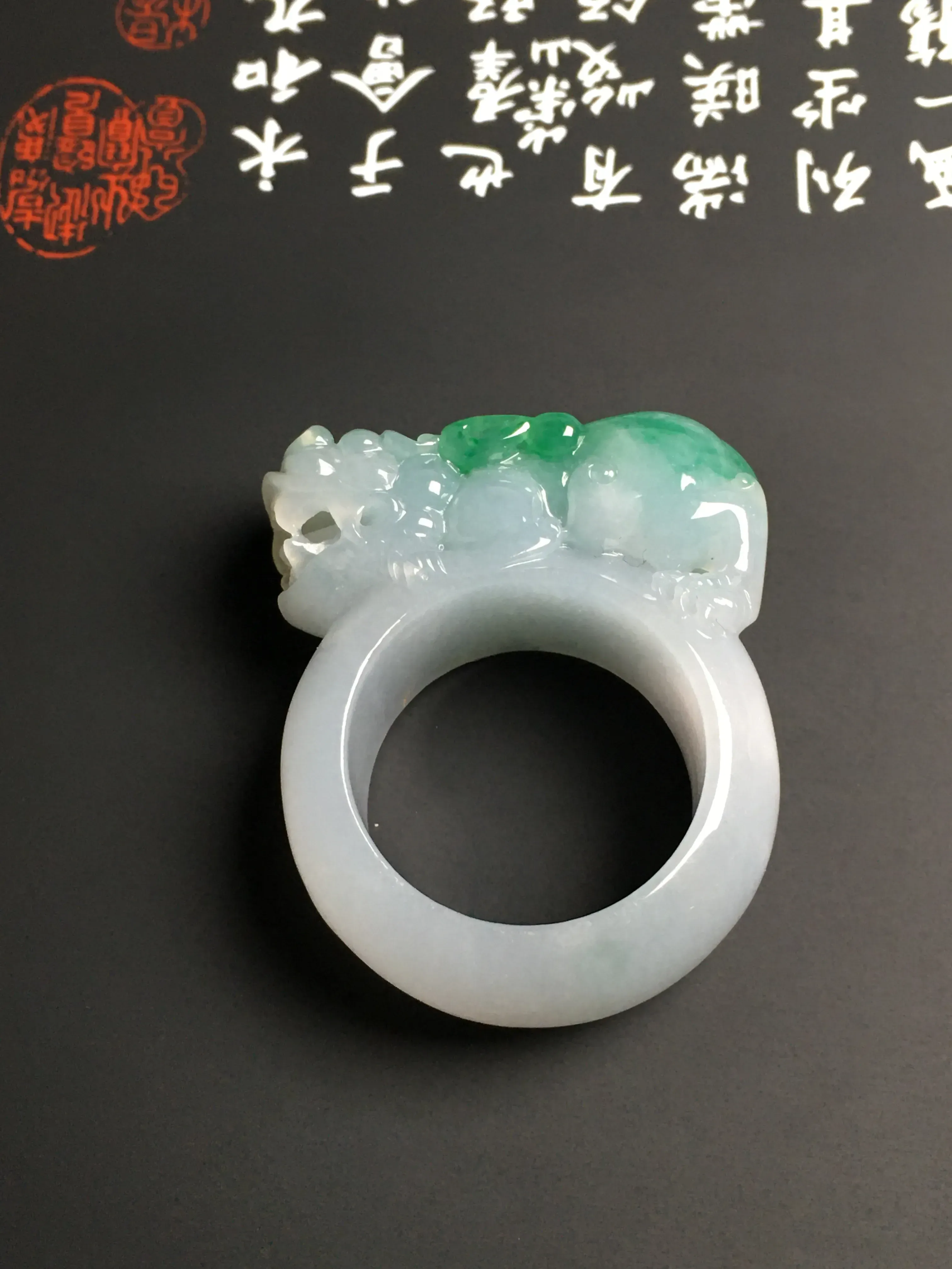糯化种带色【招财貔貅】扳指 内直径20.2毫米 翠色艳丽 雕工精湛 质地细腻