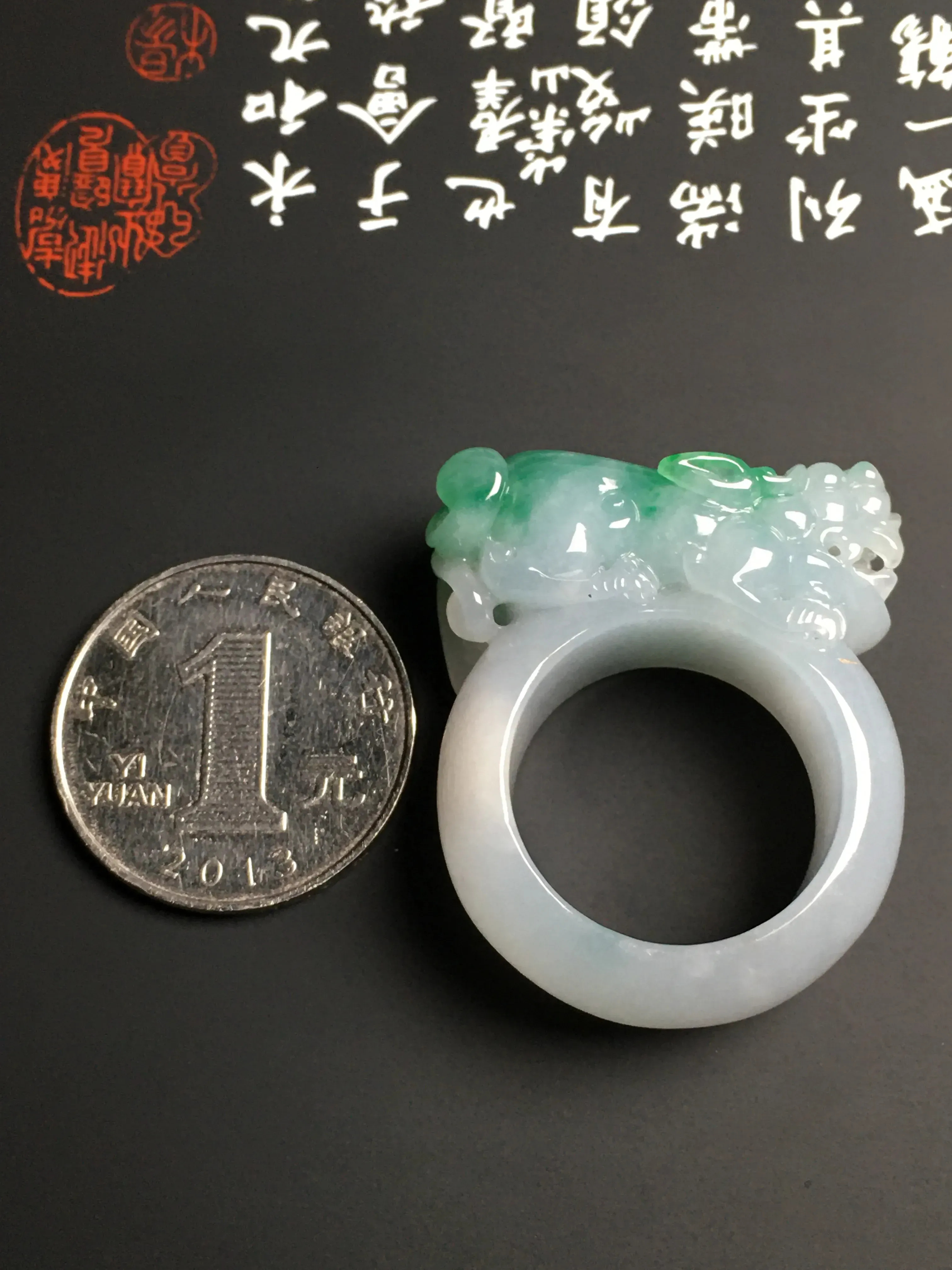 糯化种带色【招财貔貅】扳指 内直径20.2毫米 翠色艳丽 雕工精湛 质地细腻