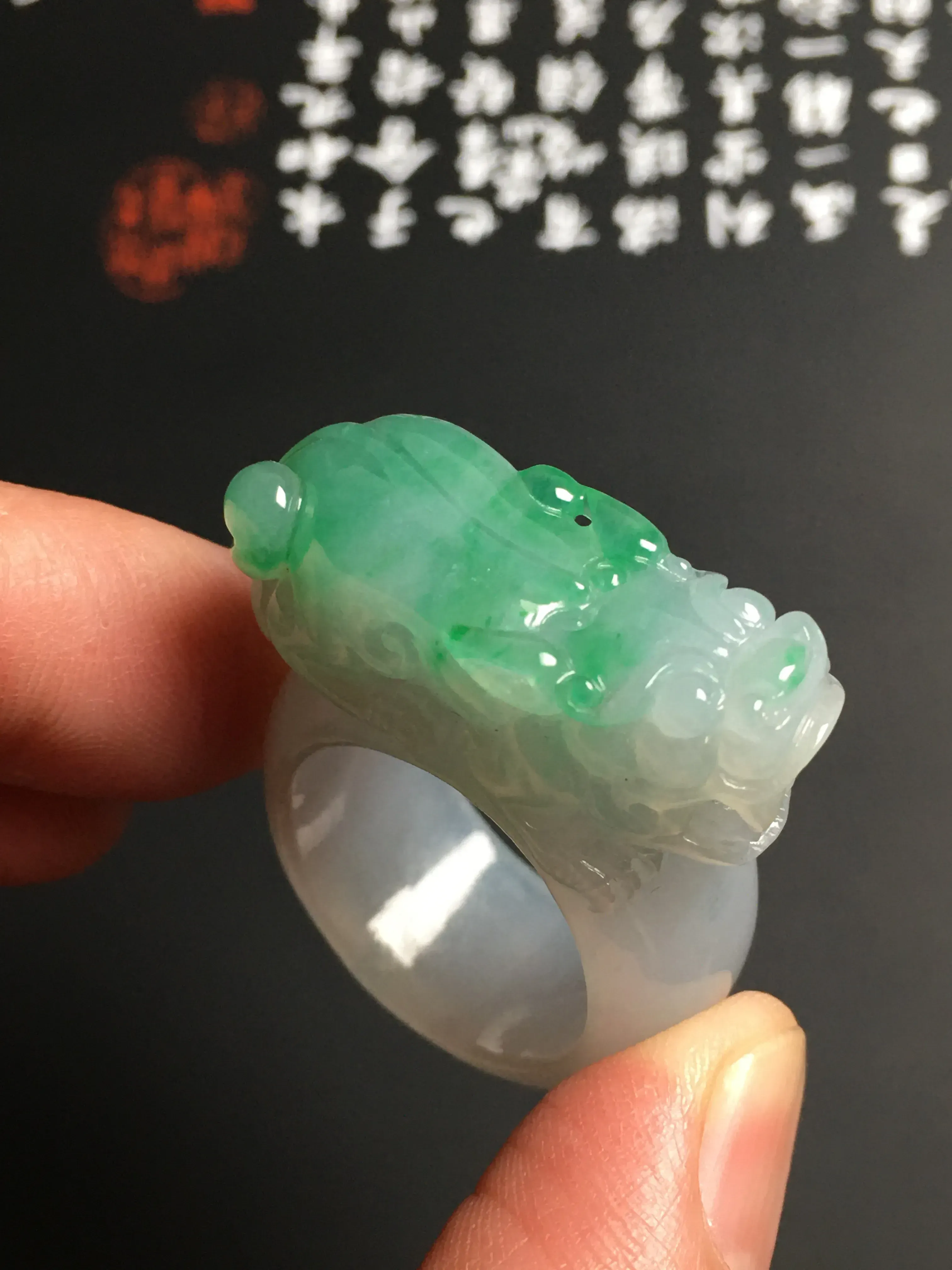 糯化种带色【招财貔貅】扳指 内直径20.2毫米 翠色艳丽 雕工精湛 质地细腻