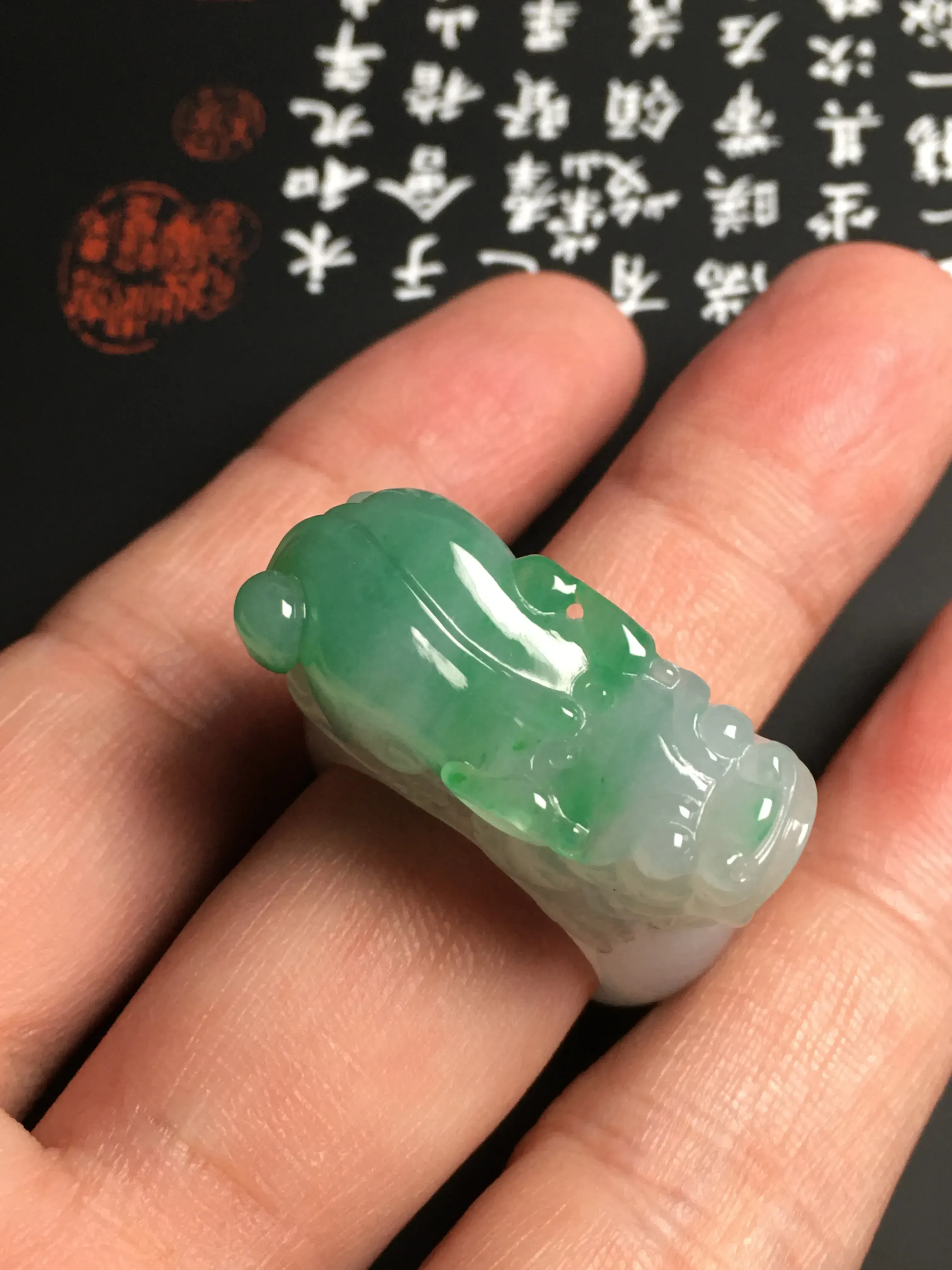 糯化种带色【招财貔貅】扳指 内直径20.2毫米 翠色艳丽 雕工精湛 质地细腻