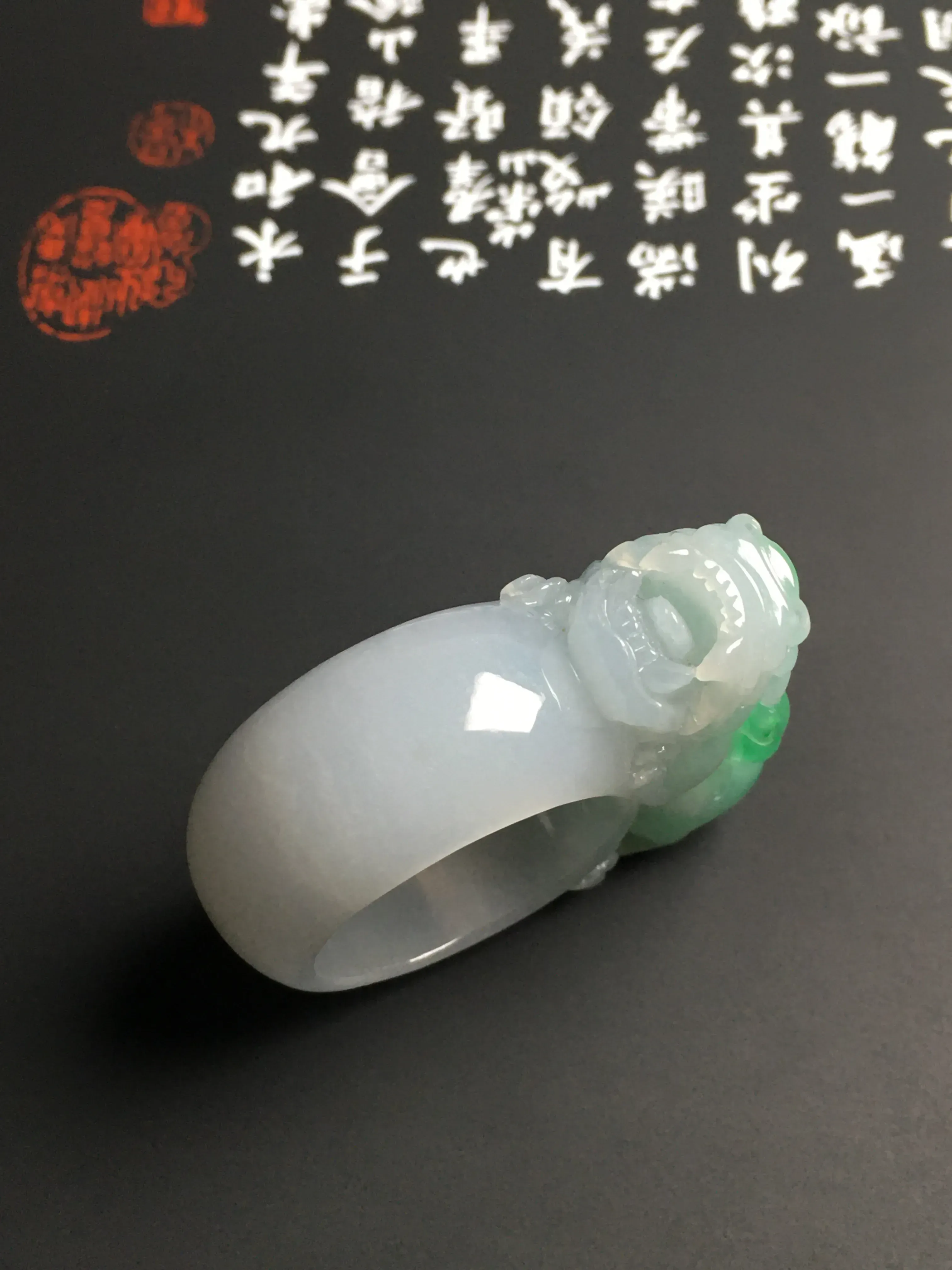 糯化种带色【招财貔貅】扳指 内直径20.2毫米 翠色艳丽 雕工精湛 质地细腻
