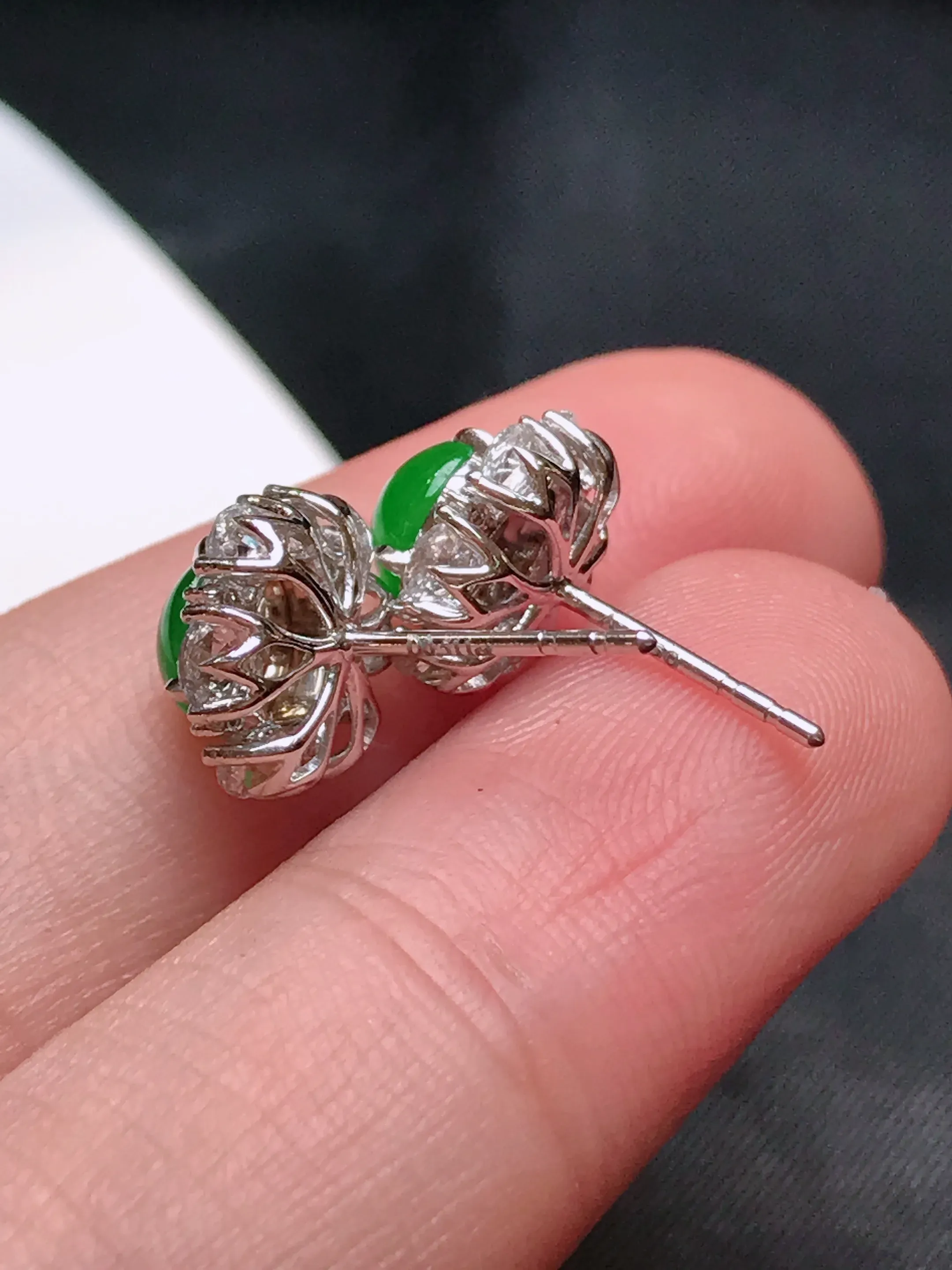 严选推荐耳饰耳钉，老坑玻璃种满色阳绿耳钉，18k金钻镶嵌而成，品相佳，佩戴效果佳，尽显气质。种水很好，晶体结构致密，起强玻璃光泽。晶莹透亮，美感十足。高性价比，值得入手。裸石直径约5.4-6毫米