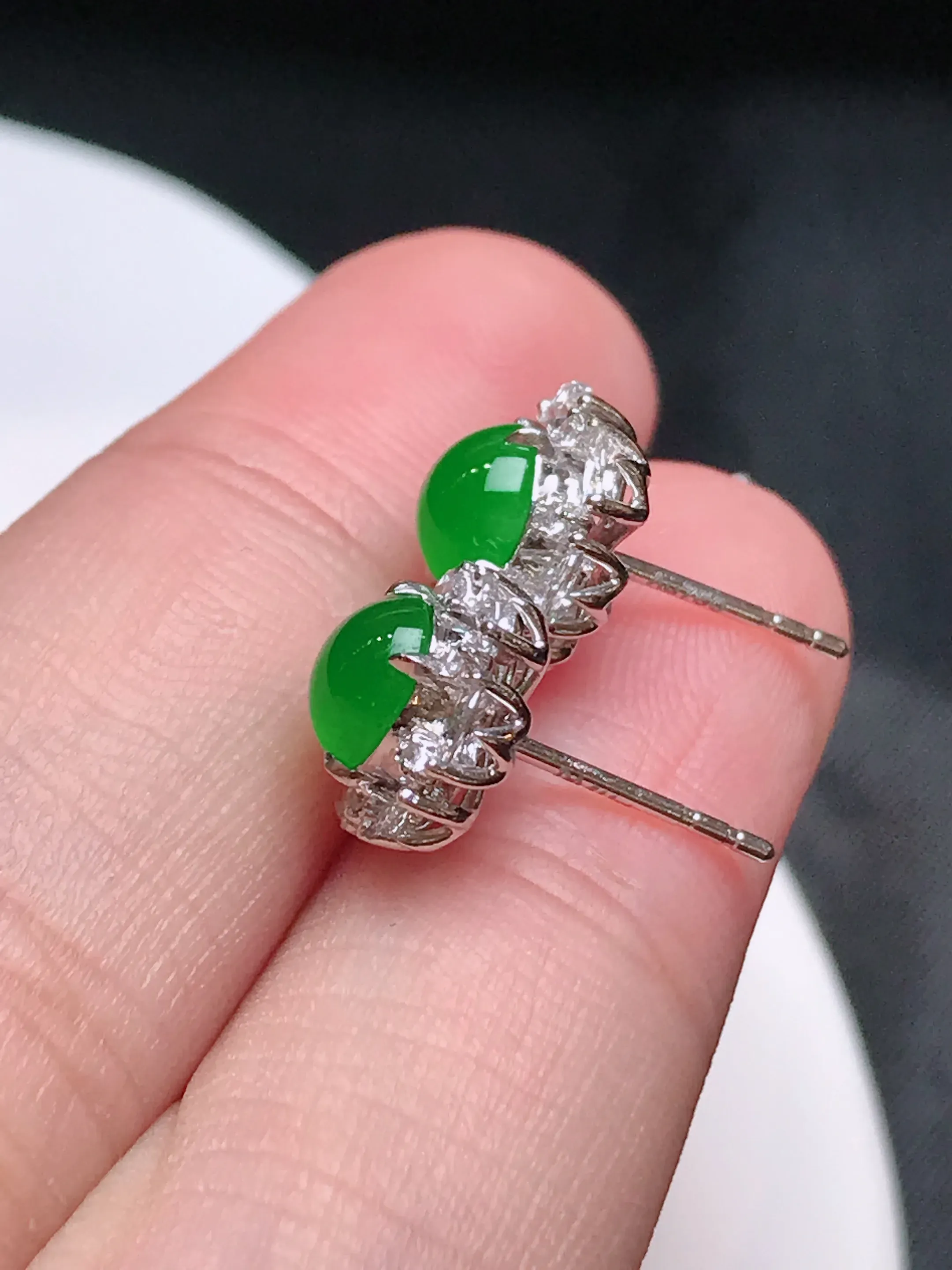 严选推荐耳饰耳钉，老坑玻璃种满色阳绿耳钉，18k金钻镶嵌而成，品相佳，佩戴效果佳，尽显气质。种水很好，晶体结构致密，起强玻璃光泽。晶莹透亮，美感十足。高性价比，值得入手。裸石直径约5.4-6毫米