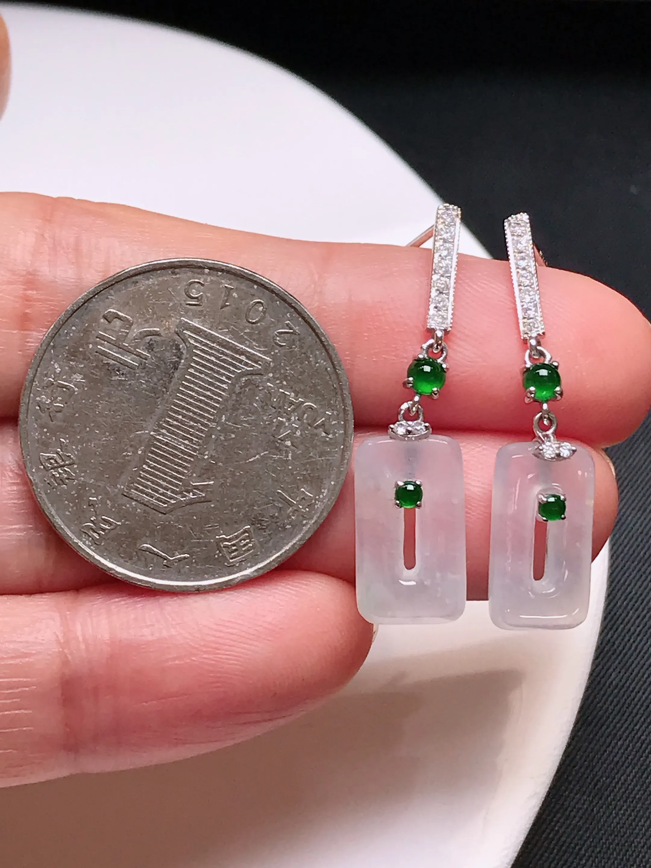 严选推荐耳坠，老坑水润扣耳坠，18k金钻镶嵌而成，品相佳，佩戴效果佳，尽显气质。种水上乘，晶体结构致密，起强玻璃光泽。颜色清爽干净，色泽纯正，美感十足。高性价比，值得入手。裸石尺寸约14-7.6-3.2毫米