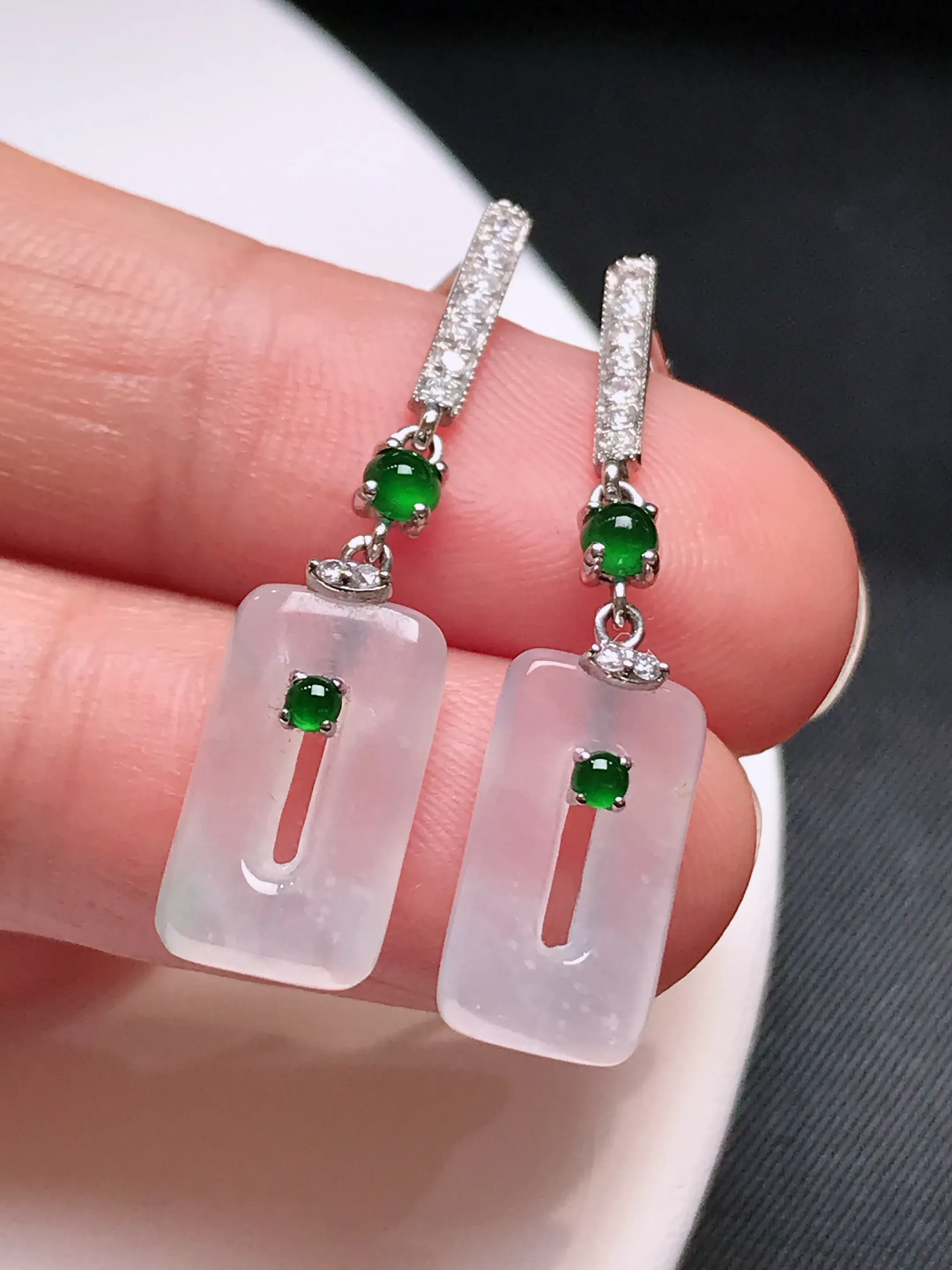 严选推荐耳坠，老坑水润扣耳坠，18k金钻镶嵌而成，品相佳，佩戴效果佳，尽显气质。种水上乘，晶体结构致密，起强玻璃光泽。颜色清爽干净，色泽纯正，美感十足。高性价比，值得入手。裸石尺寸约14-7.6-3.2毫米