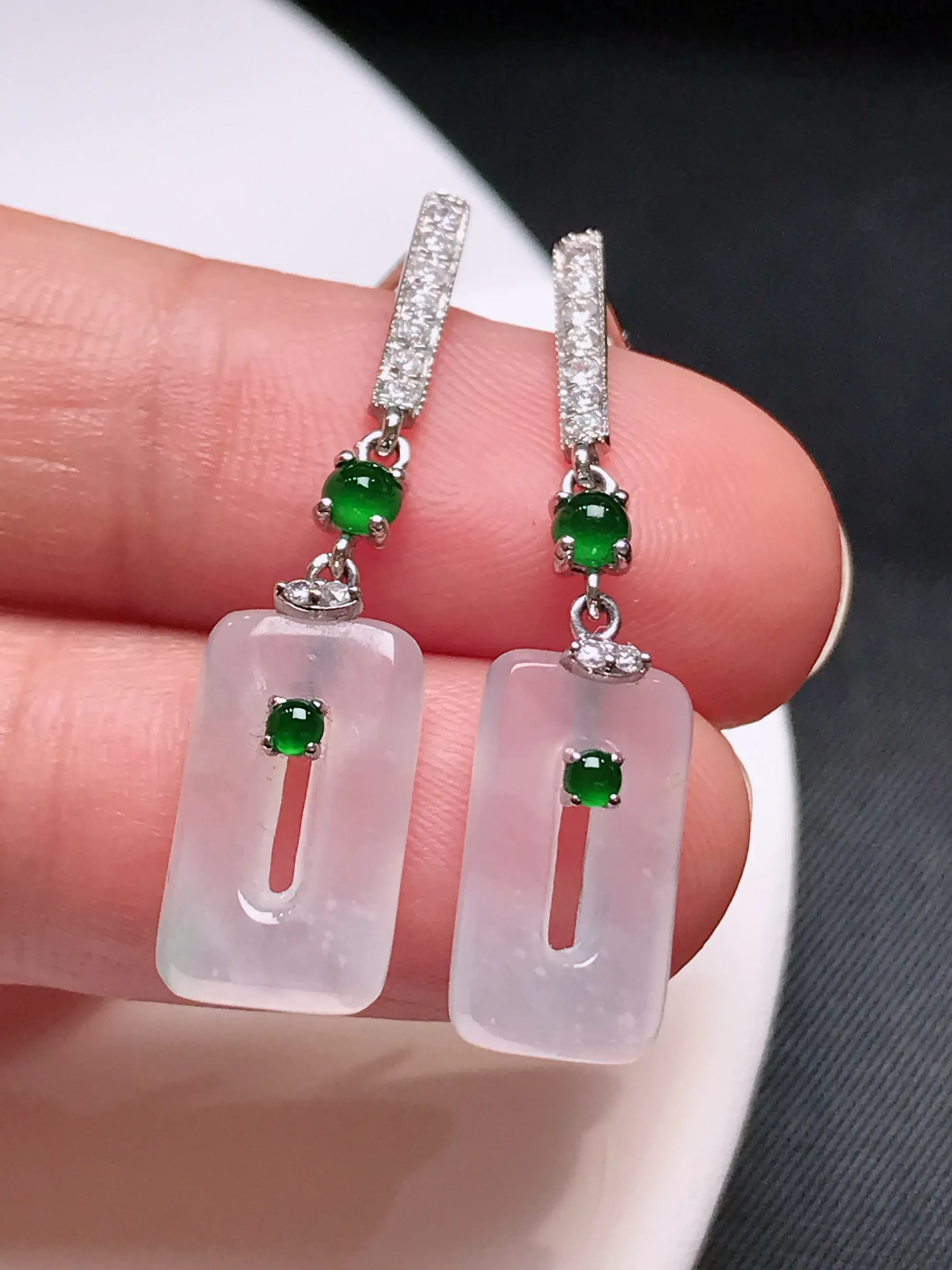 严选推荐耳坠，老坑水润扣耳坠，18k金钻镶嵌而成，品相佳，佩戴效果佳，尽显气质。种水上乘，晶体结构致密，起强玻璃光泽。颜色清爽干净，色泽纯正，美感十足。高性价比，值得入手。裸石尺寸约14-7.6-3.2毫米