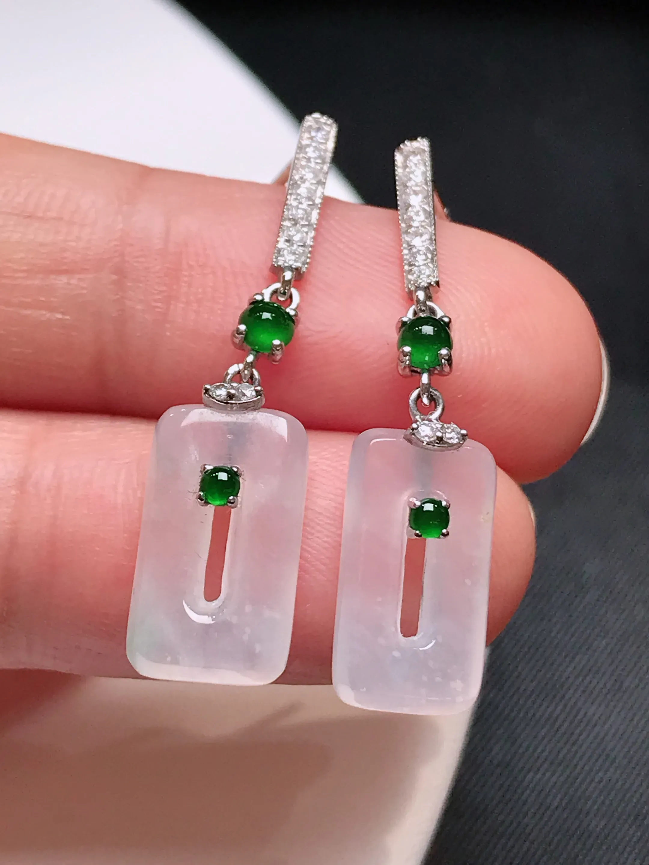 严选推荐耳坠，老坑水润扣耳坠，18k金钻镶嵌而成，品相佳，佩戴效果佳，尽显气质。种水上乘，晶体结构致密，起强玻璃光泽。颜色清爽干净，色泽纯正，美感十足。高性价比，值得入手。裸石尺寸约14-7.6-3.2毫米