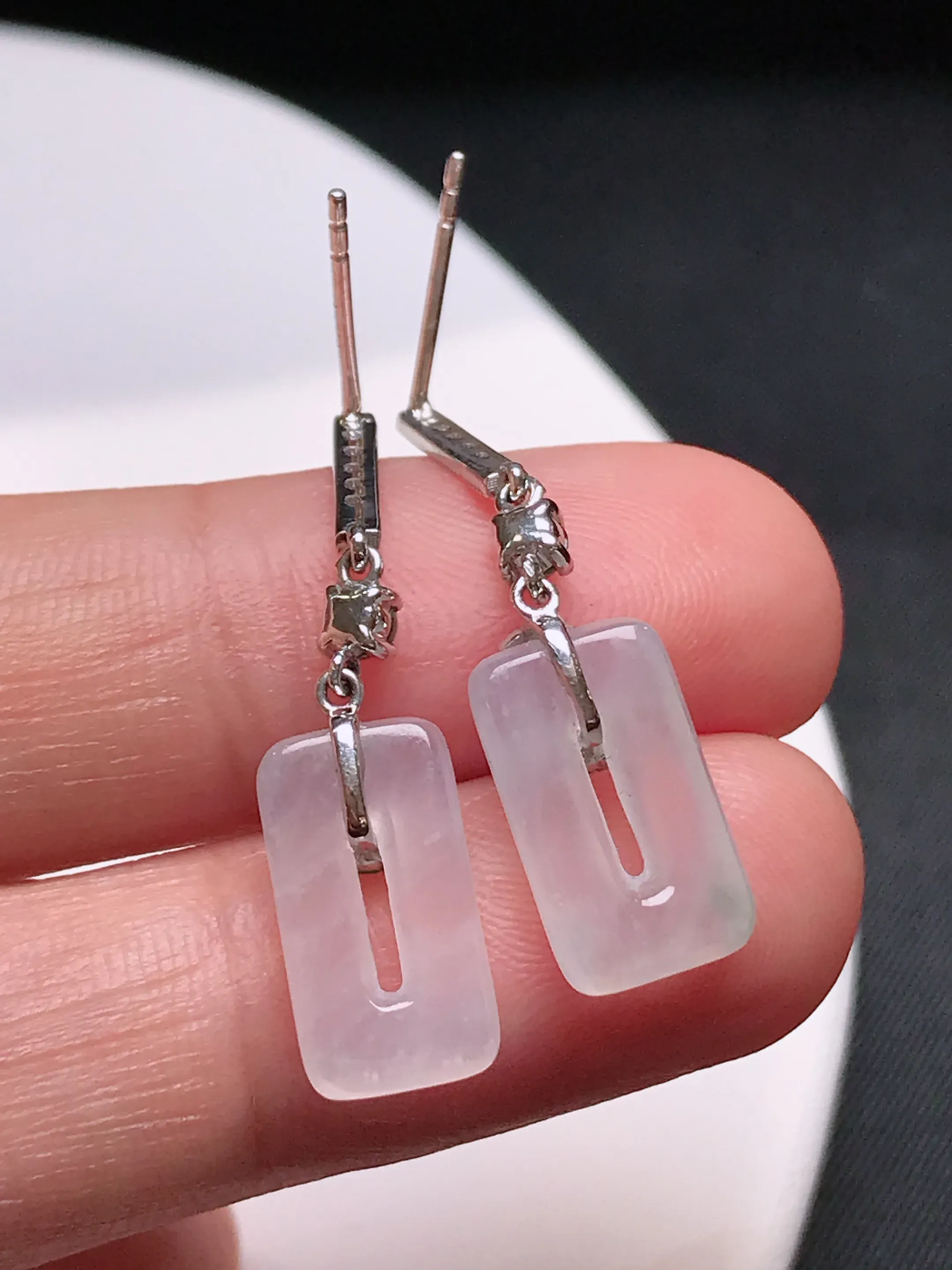 严选推荐耳坠，老坑水润扣耳坠，18k金钻镶嵌而成，品相佳，佩戴效果佳，尽显气质。种水上乘，晶体结构致密，起强玻璃光泽。颜色清爽干净，色泽纯正，美感十足。高性价比，值得入手。裸石尺寸约14-7.6-3.2毫米