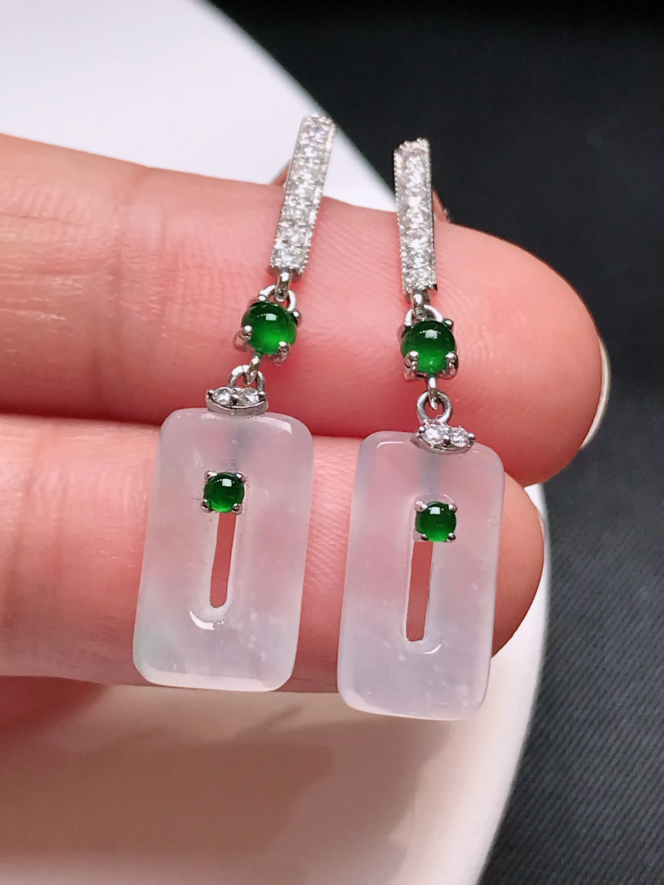 严选推荐耳坠，老坑水润扣耳坠，18k金钻镶嵌而成，品相佳，佩戴效果佳，尽显气质。种水上乘，晶体结构致密，起强玻璃光泽。颜色清爽干净，色泽纯正，美感十足。高性价比，值得入手。裸石尺寸约14-7.6-3.2毫米