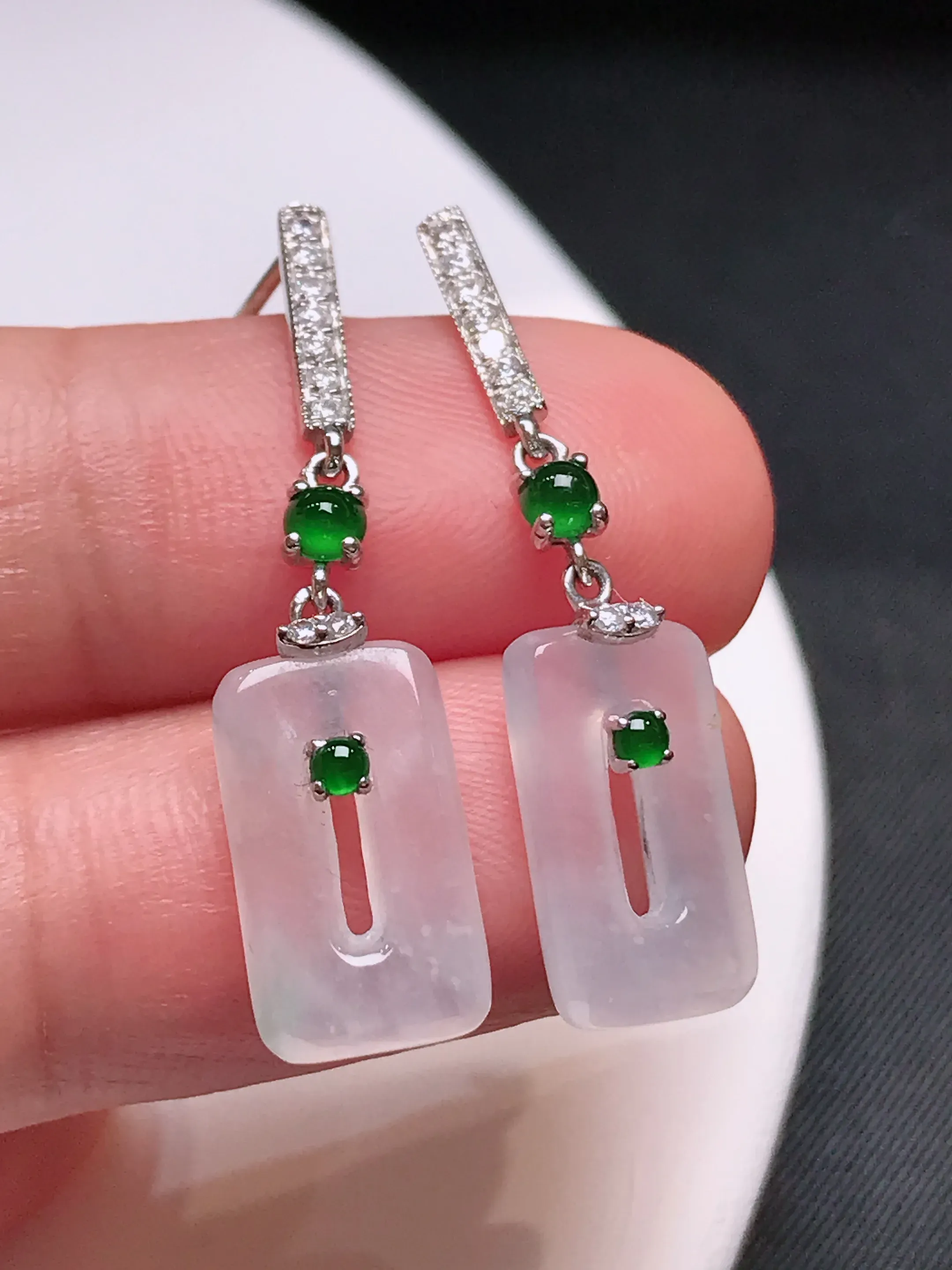 严选推荐耳坠，老坑水润扣耳坠，18k金钻镶嵌而成，品相佳，佩戴效果佳，尽显气质。种水上乘，晶体结构致密，起强玻璃光泽。颜色清爽干净，色泽纯正，美感十足。高性价比，值得入手。裸石尺寸约14-7.6-3.2毫米