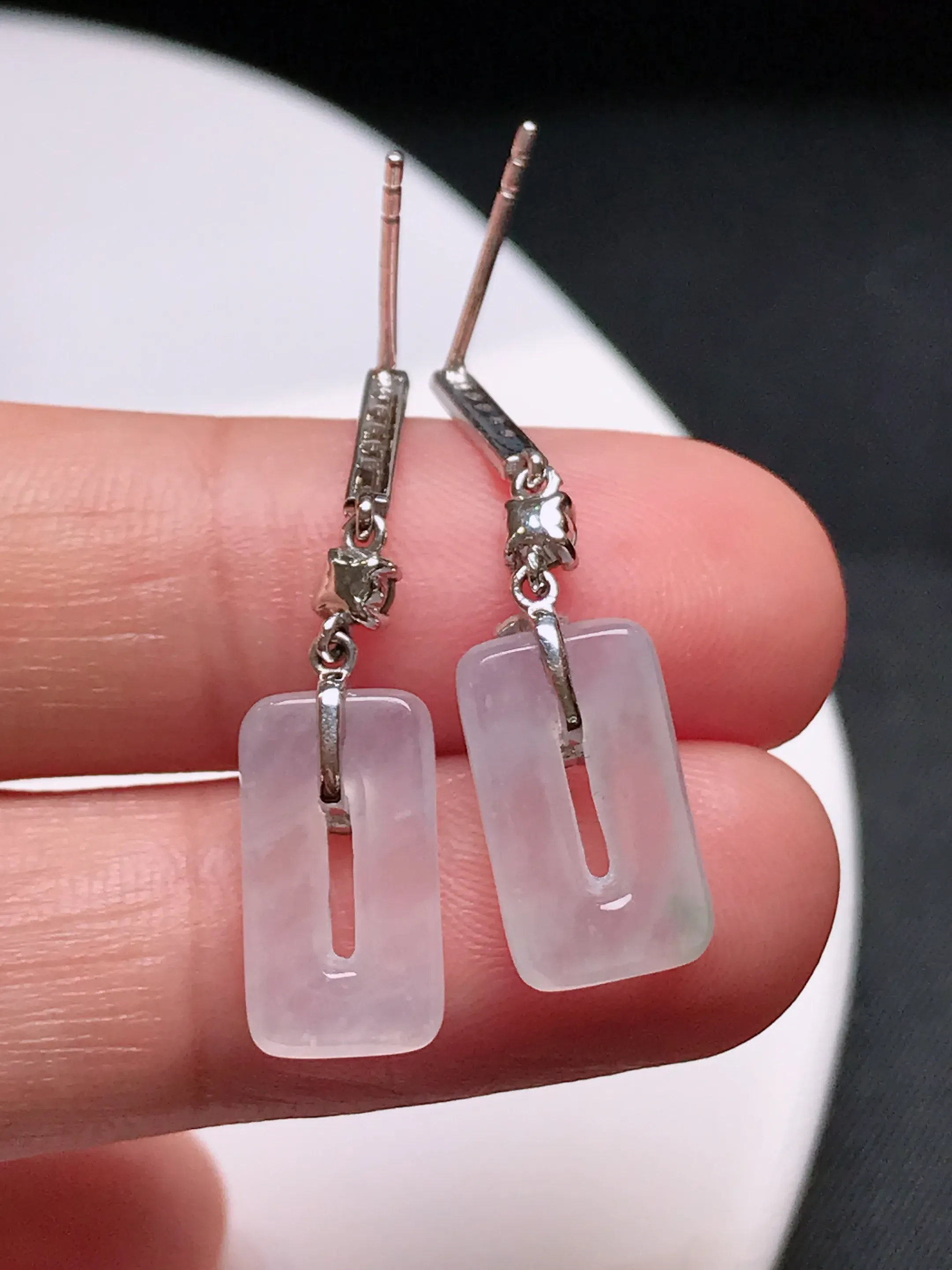 严选推荐耳坠，老坑水润扣耳坠，18k金钻镶嵌而成，品相佳，佩戴效果佳，尽显气质。种水上乘，晶体结构致密，起强玻璃光泽。颜色清爽干净，色泽纯正，美感十足。高性价比，值得入手。裸石尺寸约14-7.6-3.2毫米