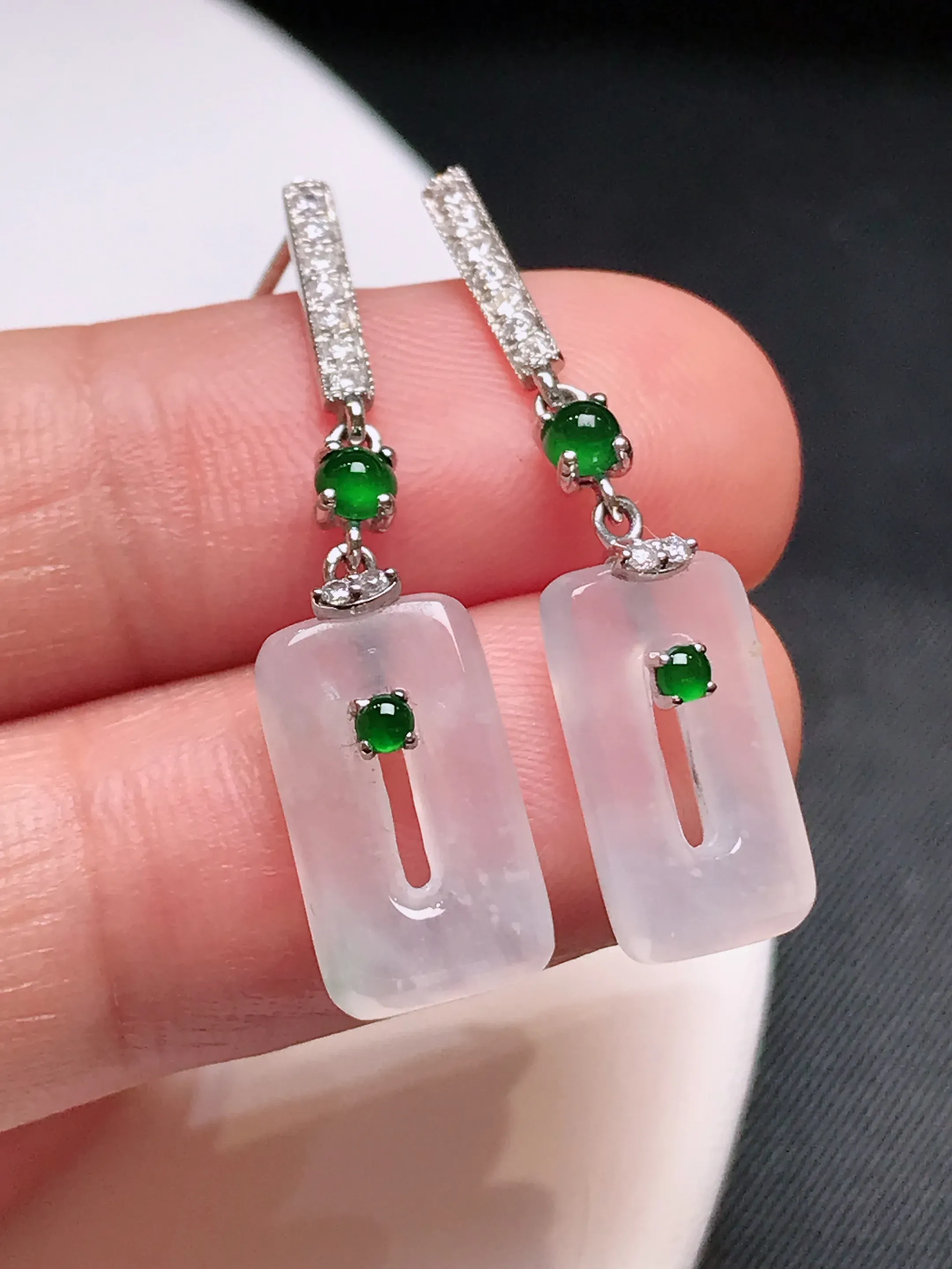 严选推荐耳坠，老坑水润扣耳坠，18k金钻镶嵌而成，品相佳，佩戴效果佳，尽显气质。种水上乘，晶体结构致密，起强玻璃光泽。颜色清爽干净，色泽纯正，美感十足。高性价比，值得入手。裸石尺寸约14-7.6-3.2毫米