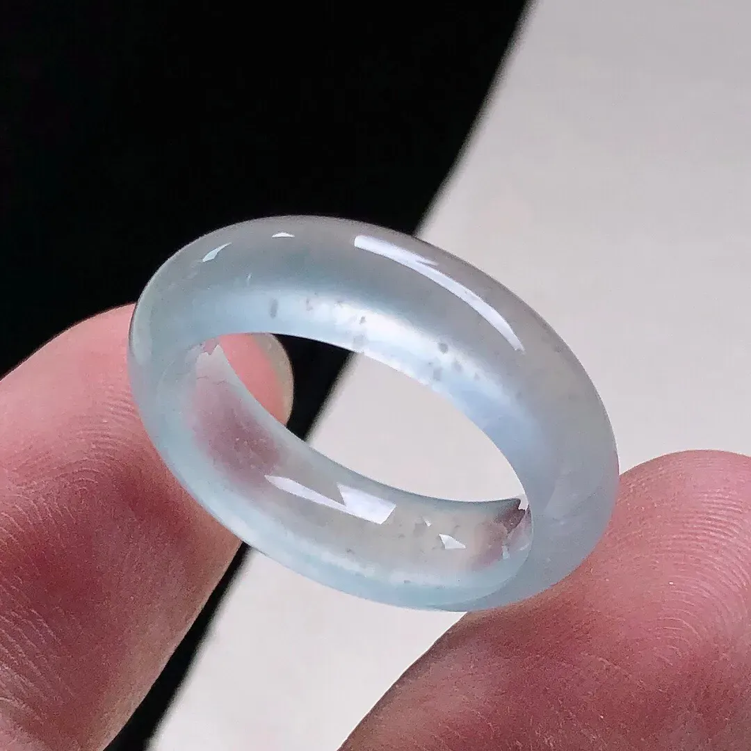 【宝贝】天然翡翠玻璃种莹润指环
【尺寸】17.2*6.6*3.8（㎜）15号
【描述】玻璃种，莹润透