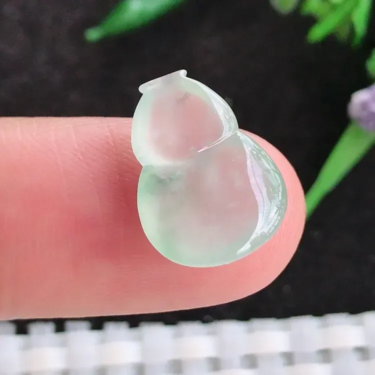 自然光实拍，老坑冰种葫芦戒面，玉质莹润，冰莹水灵，起胶感，冰莹通透，灵气十足，雕工精湛，意境优美，佩戴高档气质，灵气迷人，尺寸15.8/11.3/4.8