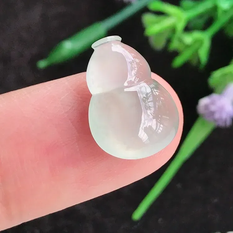 自然光实拍，老坑冰种葫芦戒面，玉质莹润，冰莹水灵，起胶感，冰莹通透，灵气十足，雕工精湛，意境优美，佩戴高档气质，灵气迷人，尺寸15.8/11.3/4.8