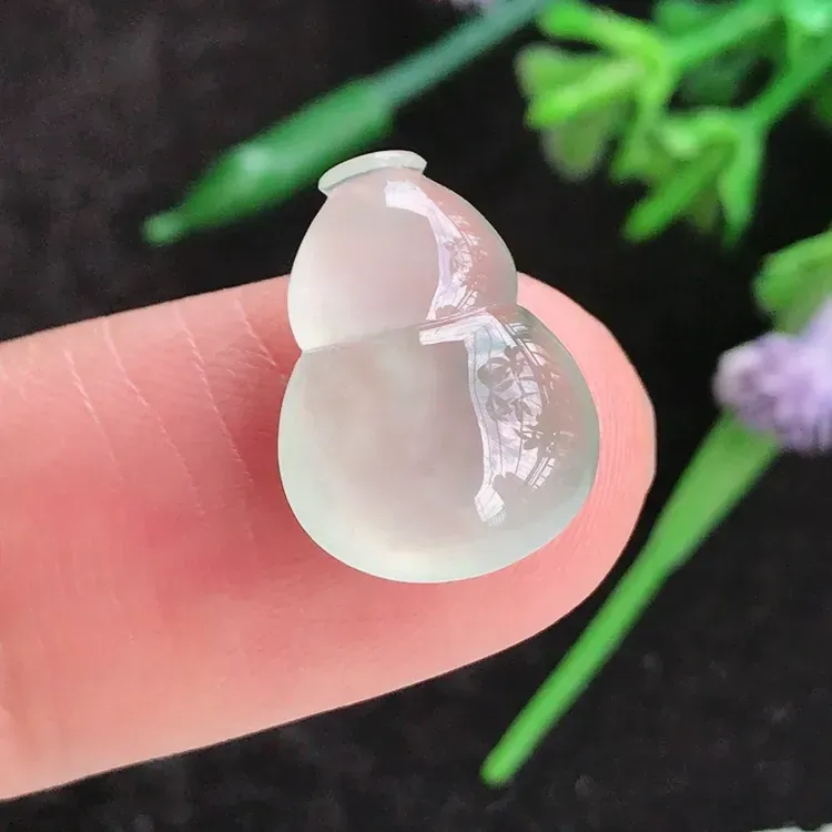 自然光实拍，老坑冰种葫芦戒面，玉质莹润，冰莹水灵，起胶感，冰莹通透，灵气十足，雕工精湛，意境优美，佩戴高档气质，灵气迷人，尺寸15.8/11.3/4.8