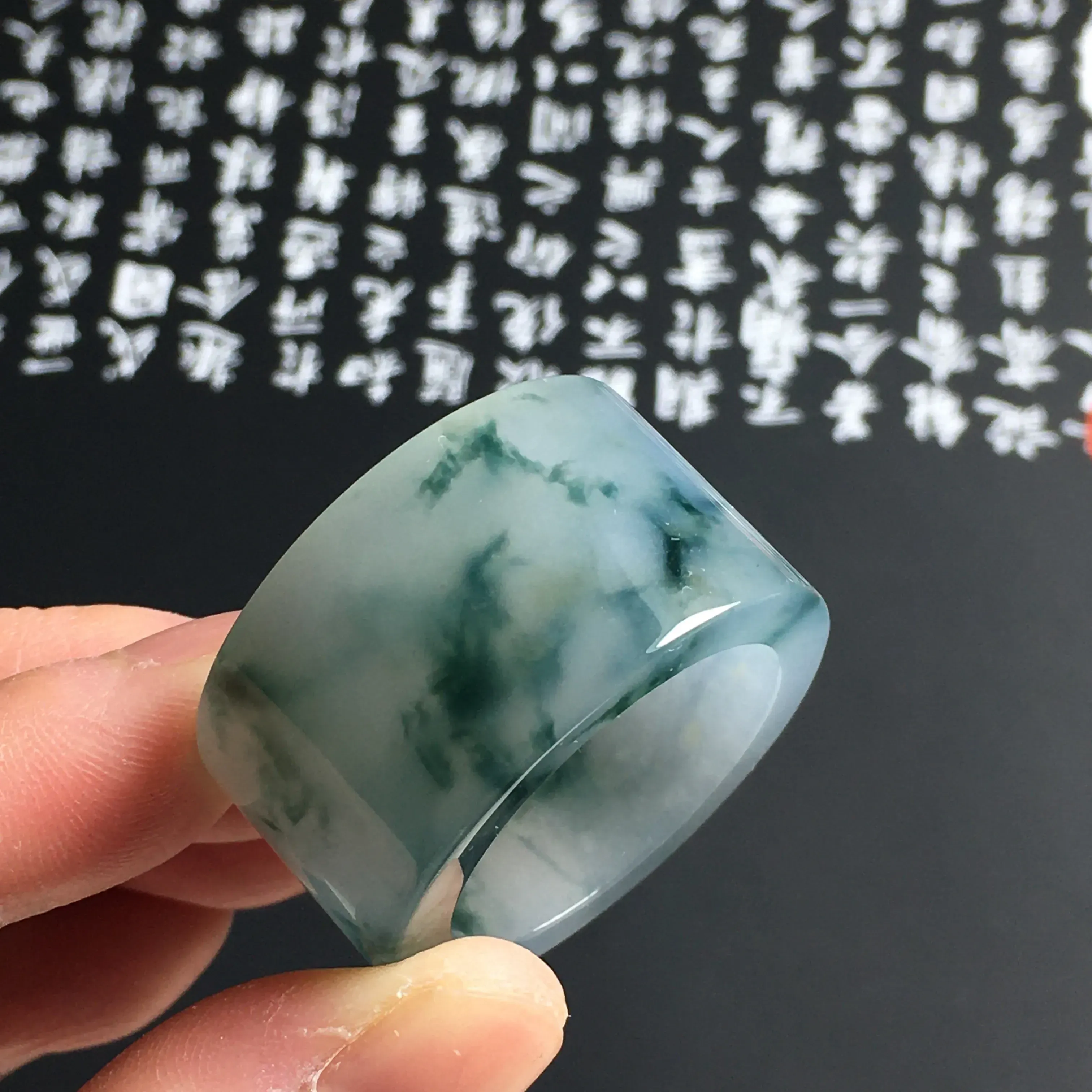 冰糯种飘花扳指 尺寸31-17-4毫米 内直径23毫米 水润通透 飘花灵动