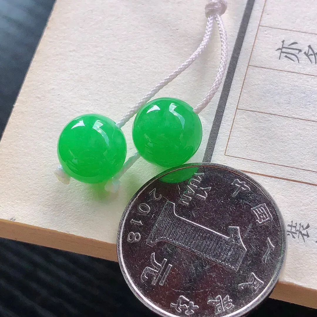 【宝贝】天然翡翠冰润果绿圆珠裸石
【尺寸】直径10.7（㎜）
【描述】冰糯种，果绿，色泽温润迷人，无纹裂