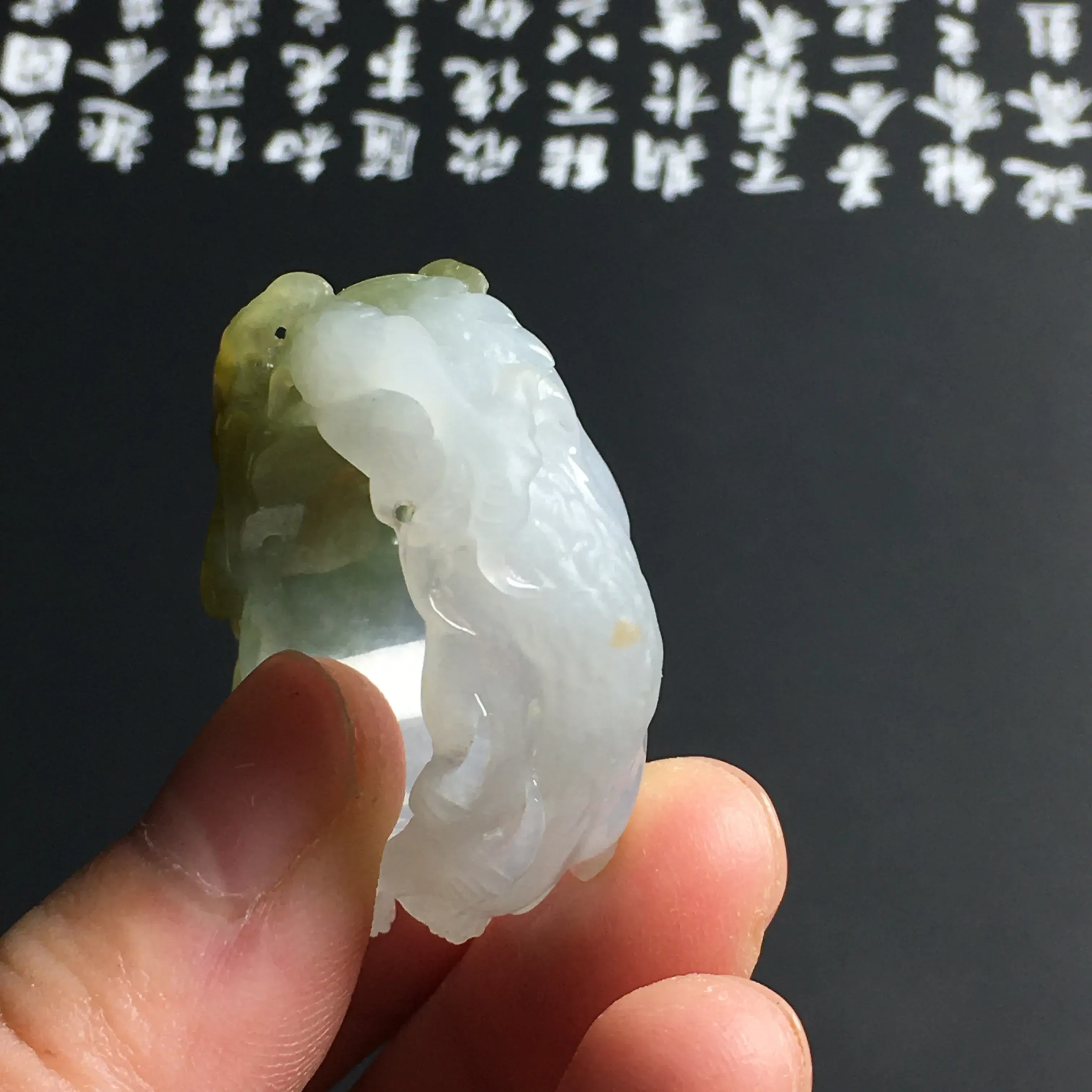 冰糯种飘黄翡龙头扳指 尺寸34-11.5-8毫米 内直径21毫米 玉质细腻 雕工精湛