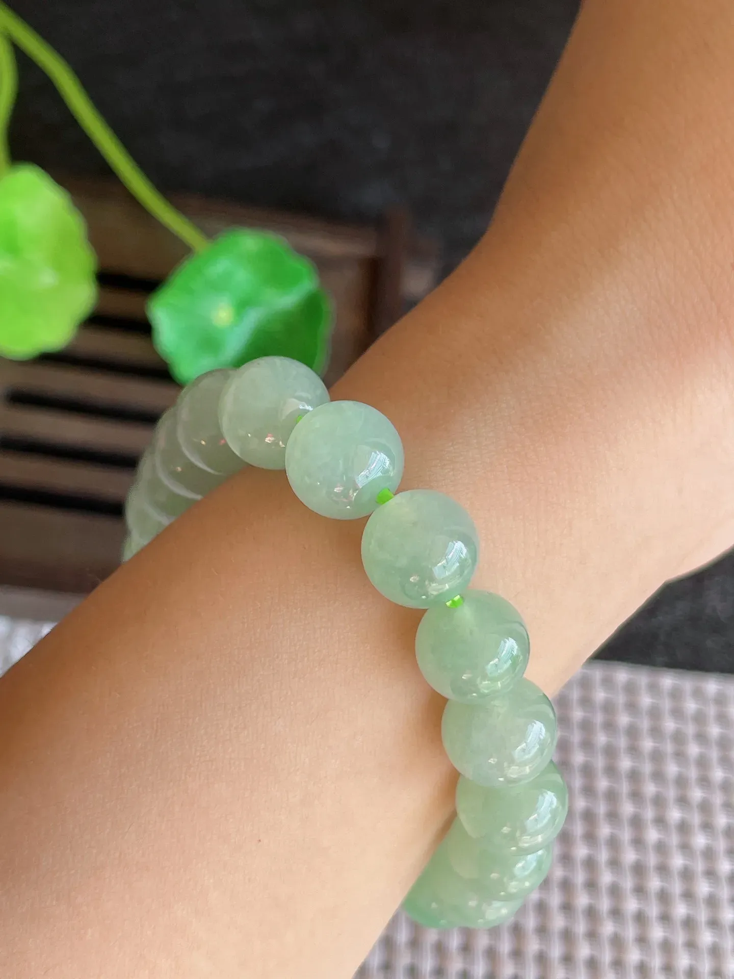 天然翡翠，冰晴底圆珠手串 19颗，尺寸:10mm，种水足 雕工精细，重量:34.63g