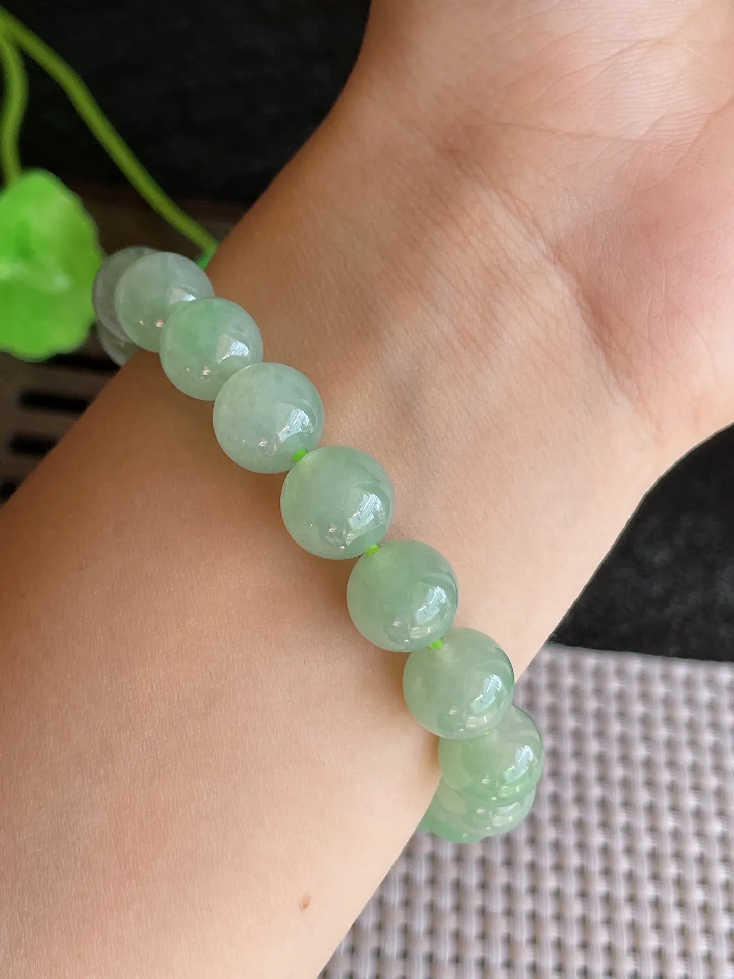 天然翡翠，冰晴底圆珠手串 19颗，尺寸:10mm，种水足 雕工精细，重量:34.63g