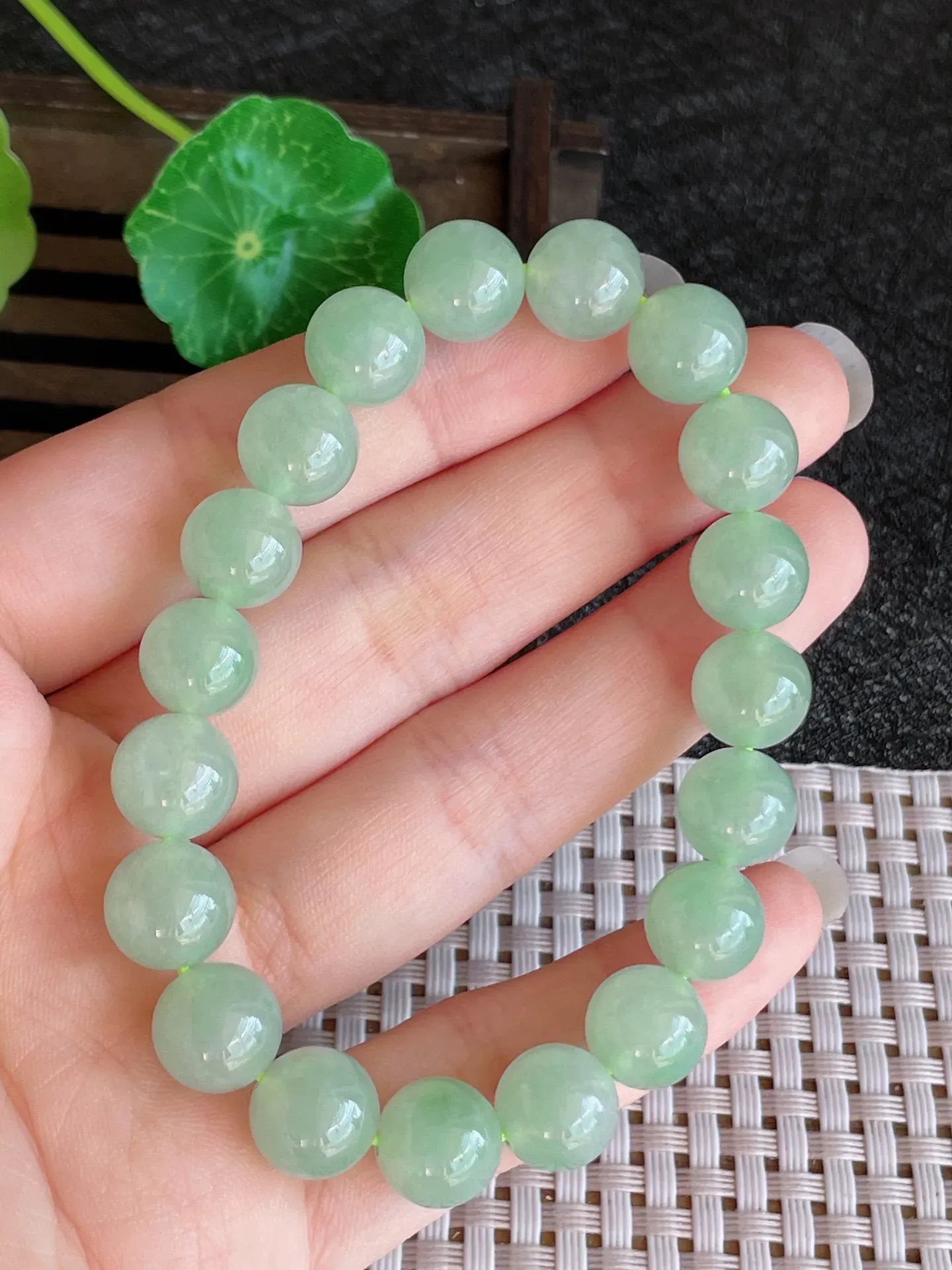 天然翡翠，冰晴底圆珠手串 19颗，尺寸:10mm，种水足 雕工精细，重量:34.63g