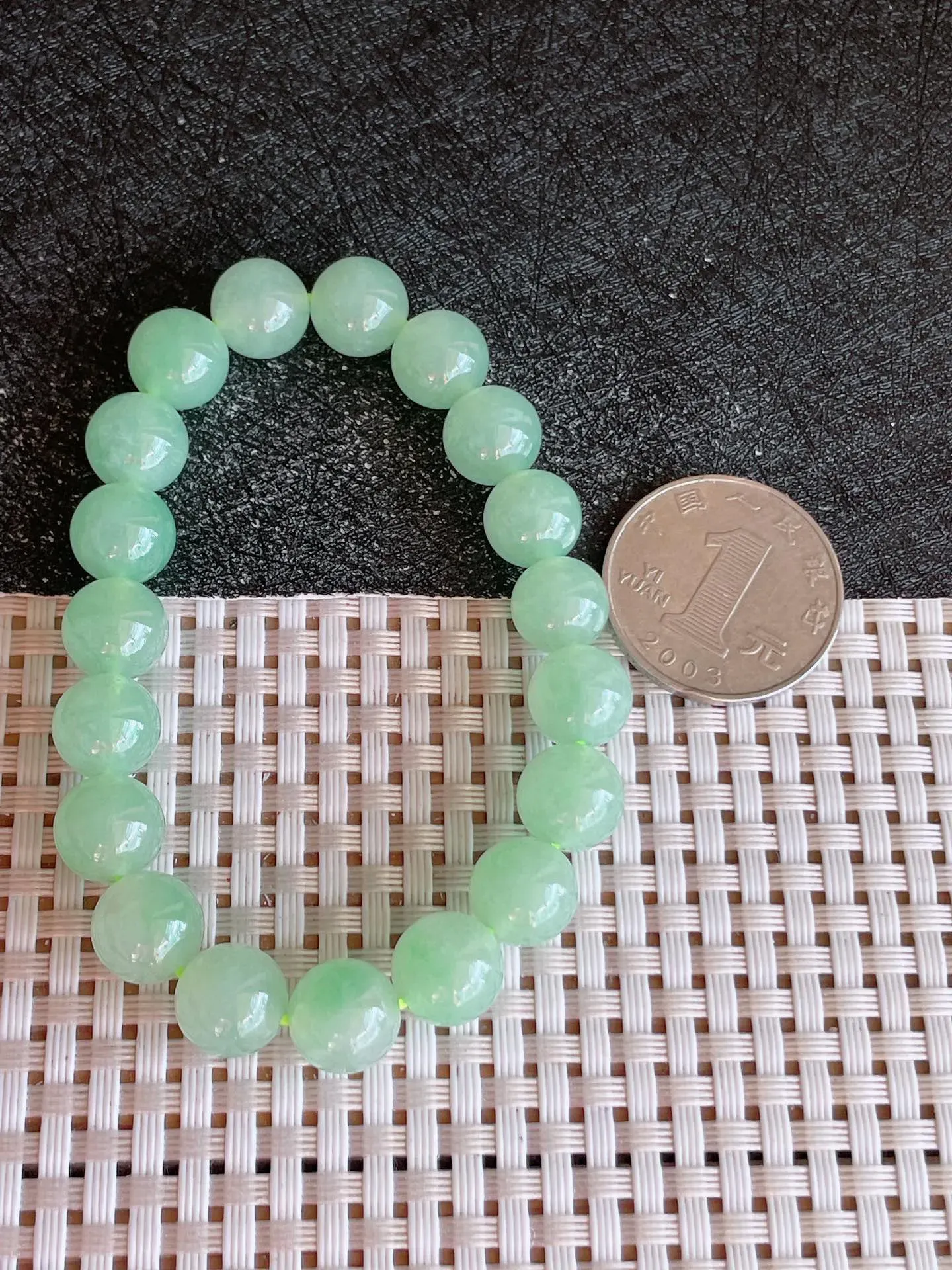 天然翡翠，冰晴底圆珠手串 19颗，尺寸:10mm，种水足 雕工精细，重量:34.63g