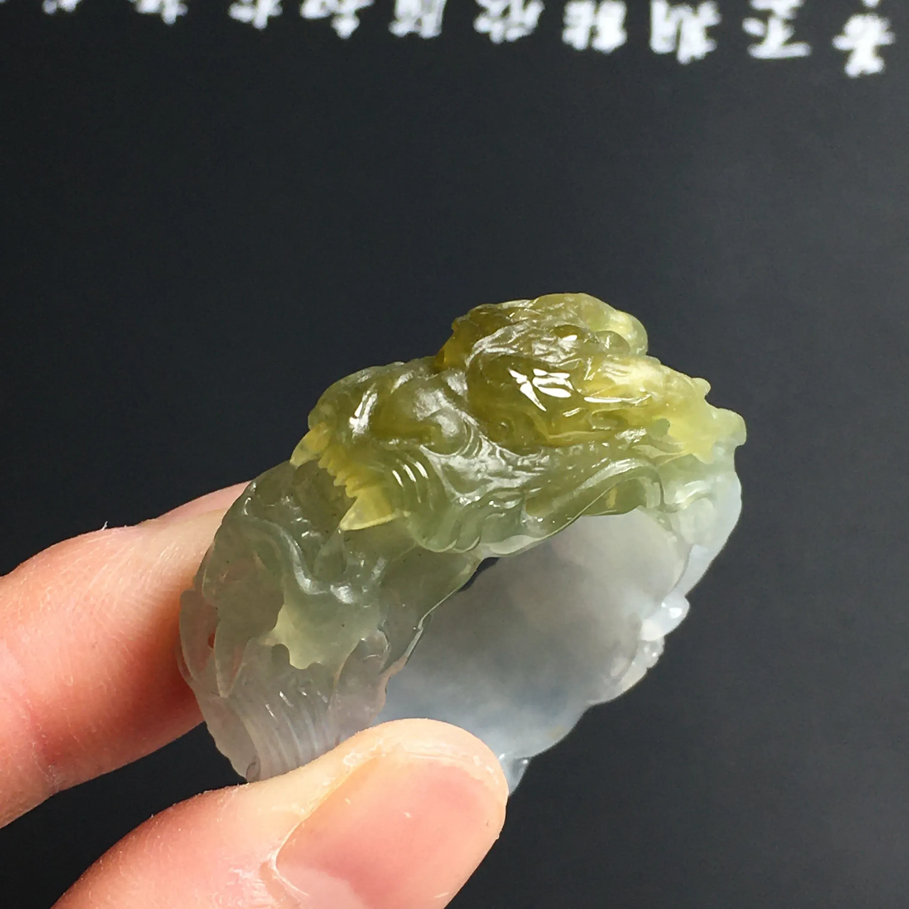 冰糯种飘黄翡龙头扳指 尺寸34-11.5-8毫米 内直径21毫米 玉质细腻 雕工精湛