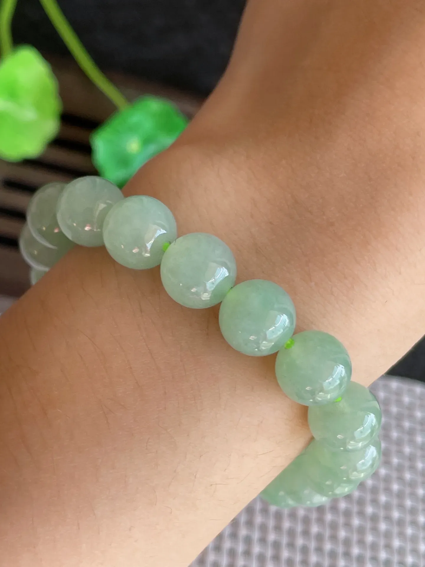 天然翡翠，冰晴底圆珠手串 19颗，尺寸:10mm，种水足 雕工精细，重量:34.63g