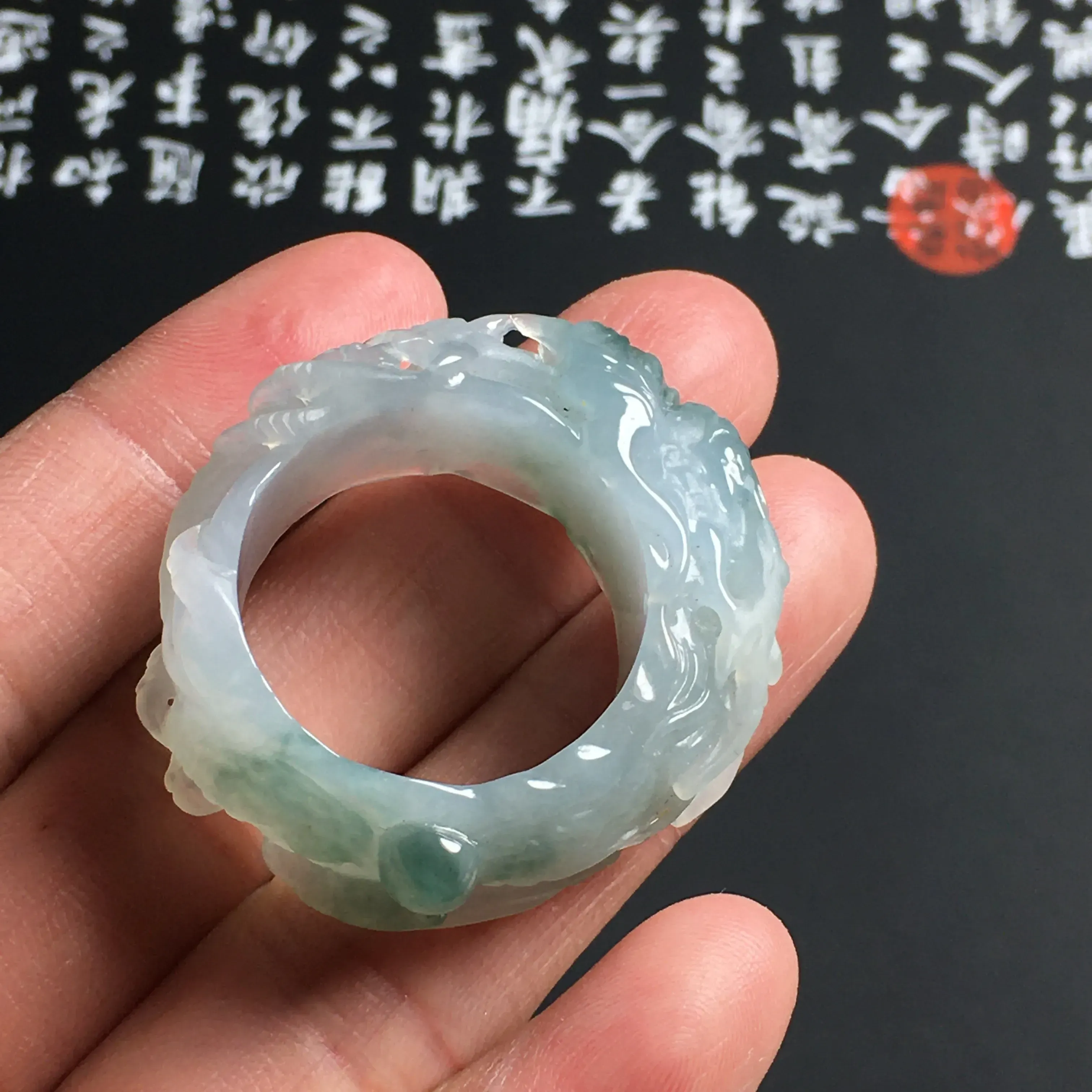 冰糯种飘花龙头扳指 尺寸35-13-8毫米 内直径21毫米 玉质细腻 雕工精湛