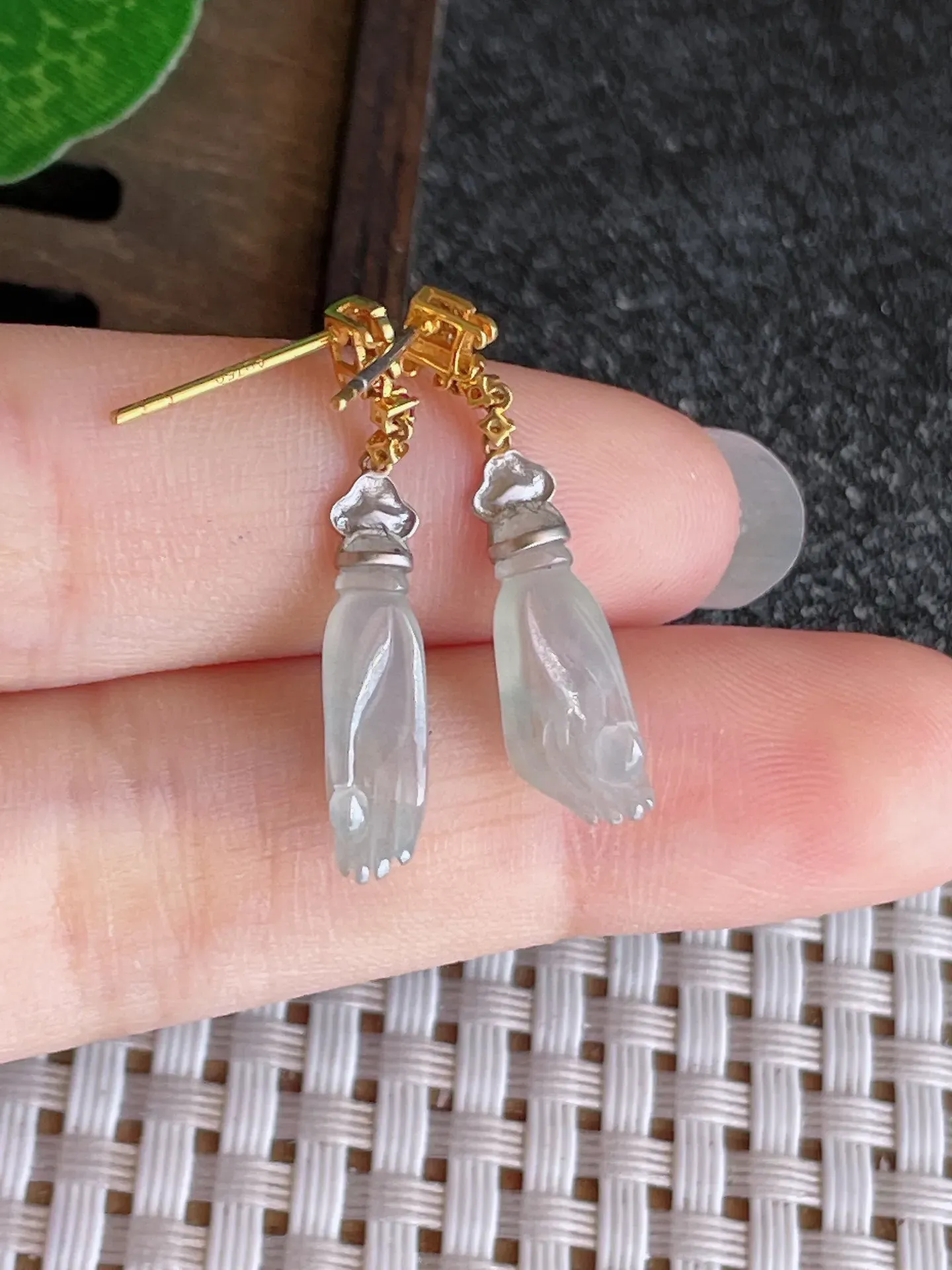 天然翡翠，老坑全胶感18k金冰种掌上明珠耳坠，尺寸:19.8-5-3.4mm，种水足 雕工精细，重量:2.00g