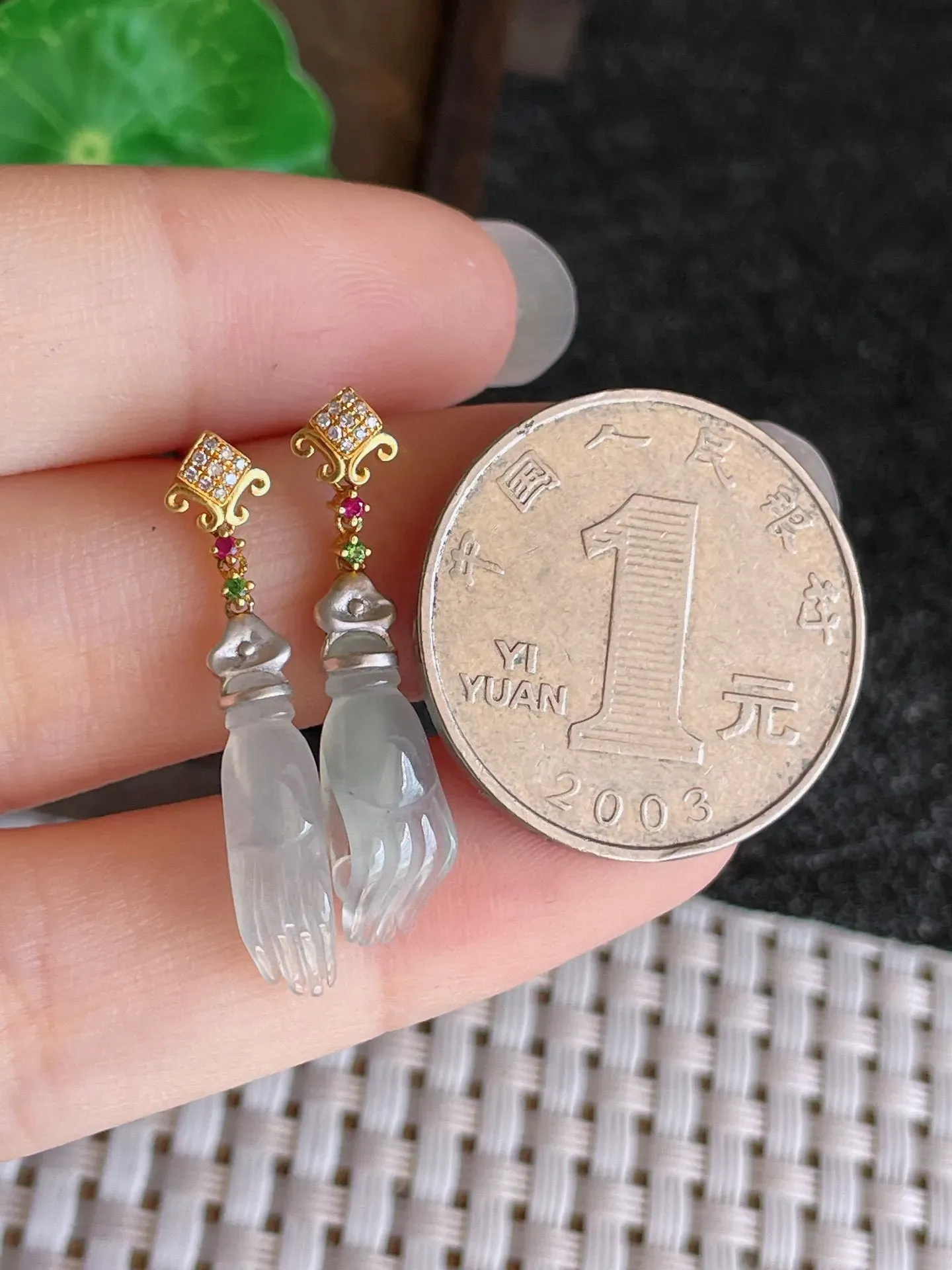 天然翡翠，老坑全胶感18k金冰种掌上明珠耳坠，尺寸:19.8-5-3.4mm，种水足 雕工精细，重量:2.00g