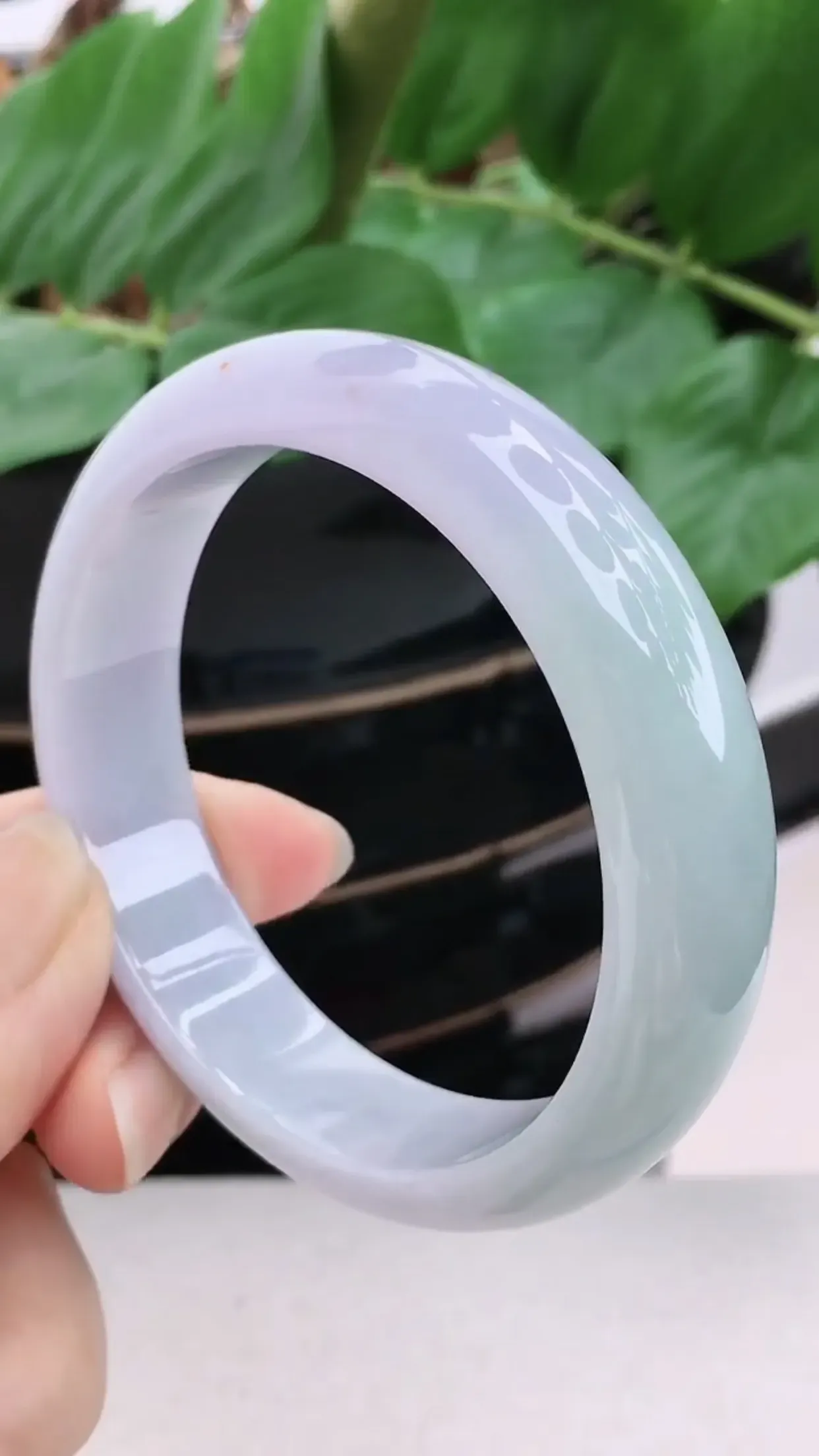 正圈55-56圈口 老坑春带彩翡翠手镯 水润通透 尺寸：55.4×14.3×7.2mm