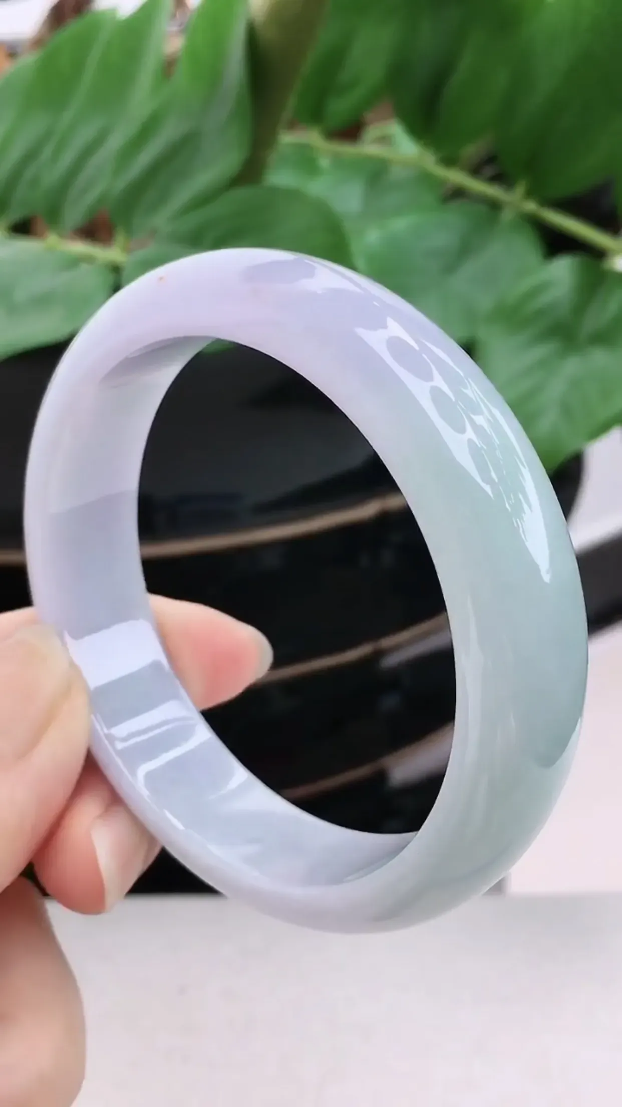 正圈55-56圈口 老坑春带彩翡翠手镯 水润通透 尺寸：55.4×14.3×7.2mm