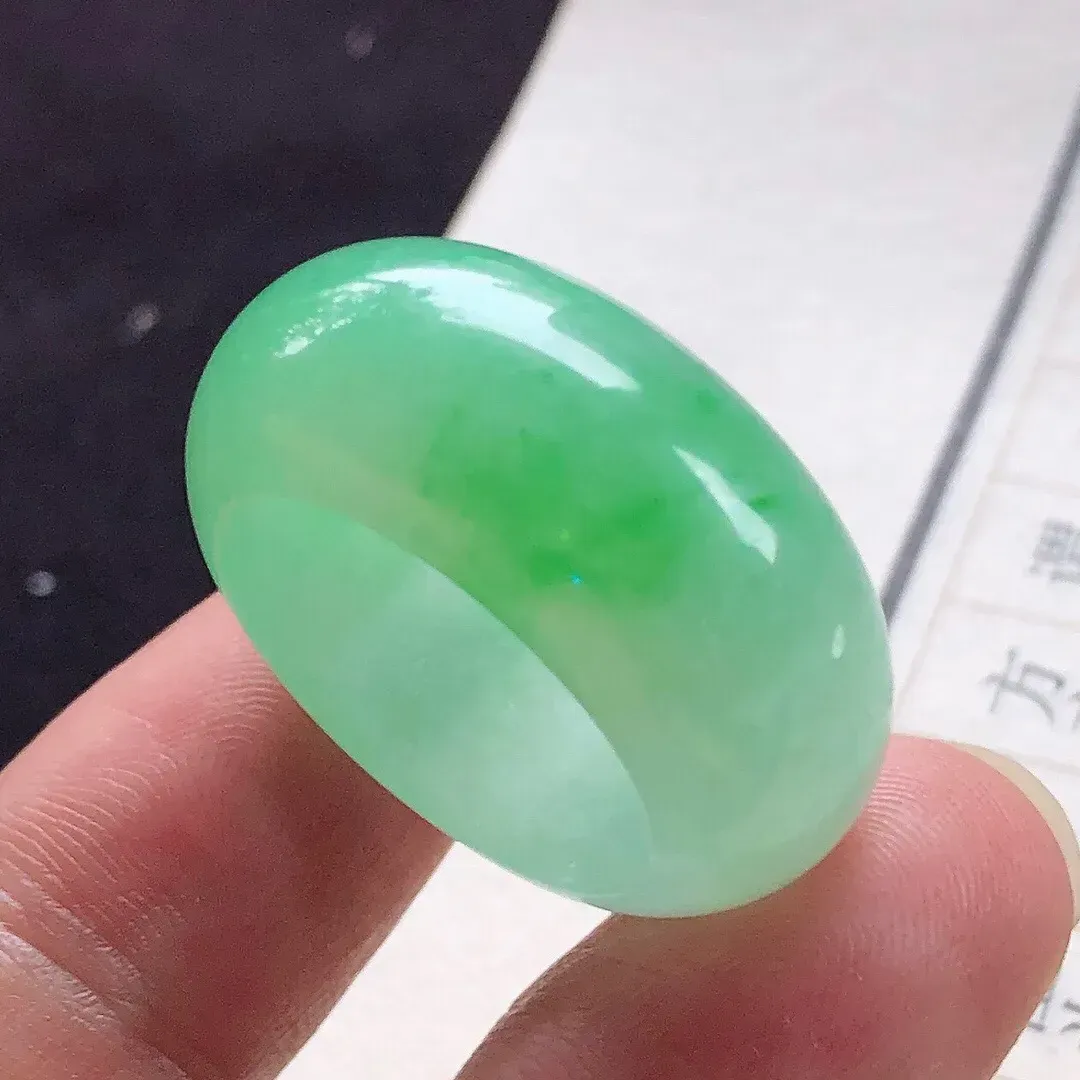 【宝贝】天然翡翠冰润飘绿指环
【尺寸】20.2*12.5*5.2（㎜）
【描述】冰糯种，飘绿，玉质温润，颜色迷人，无纹裂