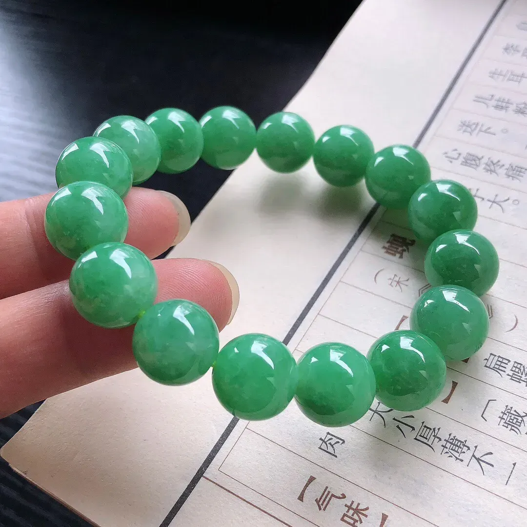 【宝贝】天然翡翠冰润果绿圆珠手串
【尺寸】直径13-13.2（㎜）16颗
【描述】糯化种，果绿，玉质温润，色泽迷人，个别轻纹