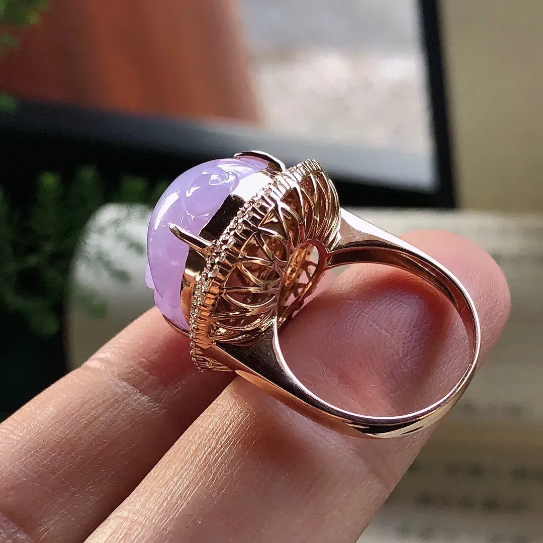 【宝贝】天然翡翠冰紫招财胖貔貅戒指
【尺寸】裸石17.2*15.5*8.3（㎜）圈口13.5号
【描述】冰糯种，紫罗兰，玉质温润，颜色娇艳，圆润饱满，18K金，无纹裂
