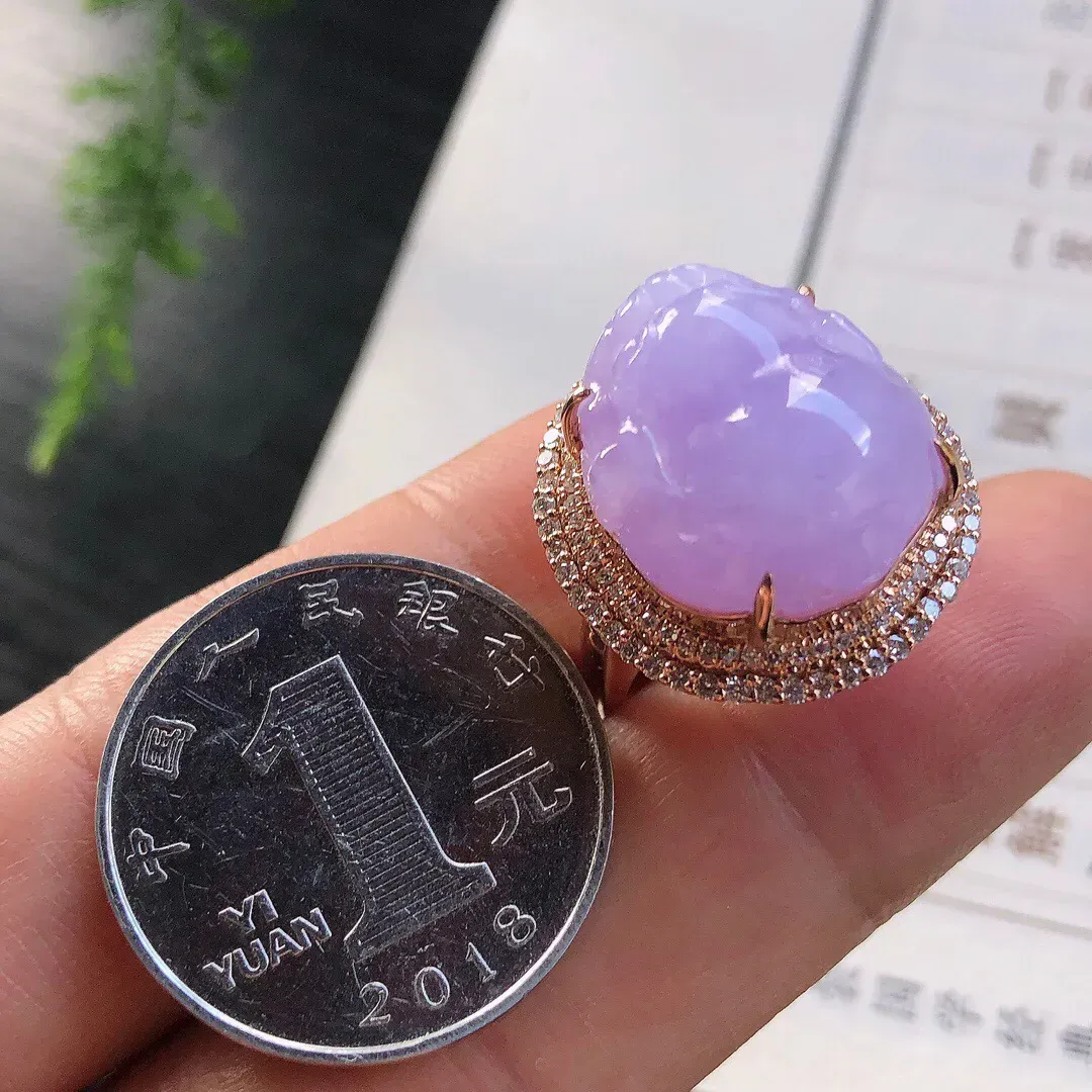 【宝贝】天然翡翠冰紫招财胖貔貅戒指
【尺寸】裸石17.2*15.5*8.3（㎜）圈口13.5号
【描述】冰糯种，紫罗兰，玉质温润，颜色娇艳，圆润饱满，18K金，无纹裂