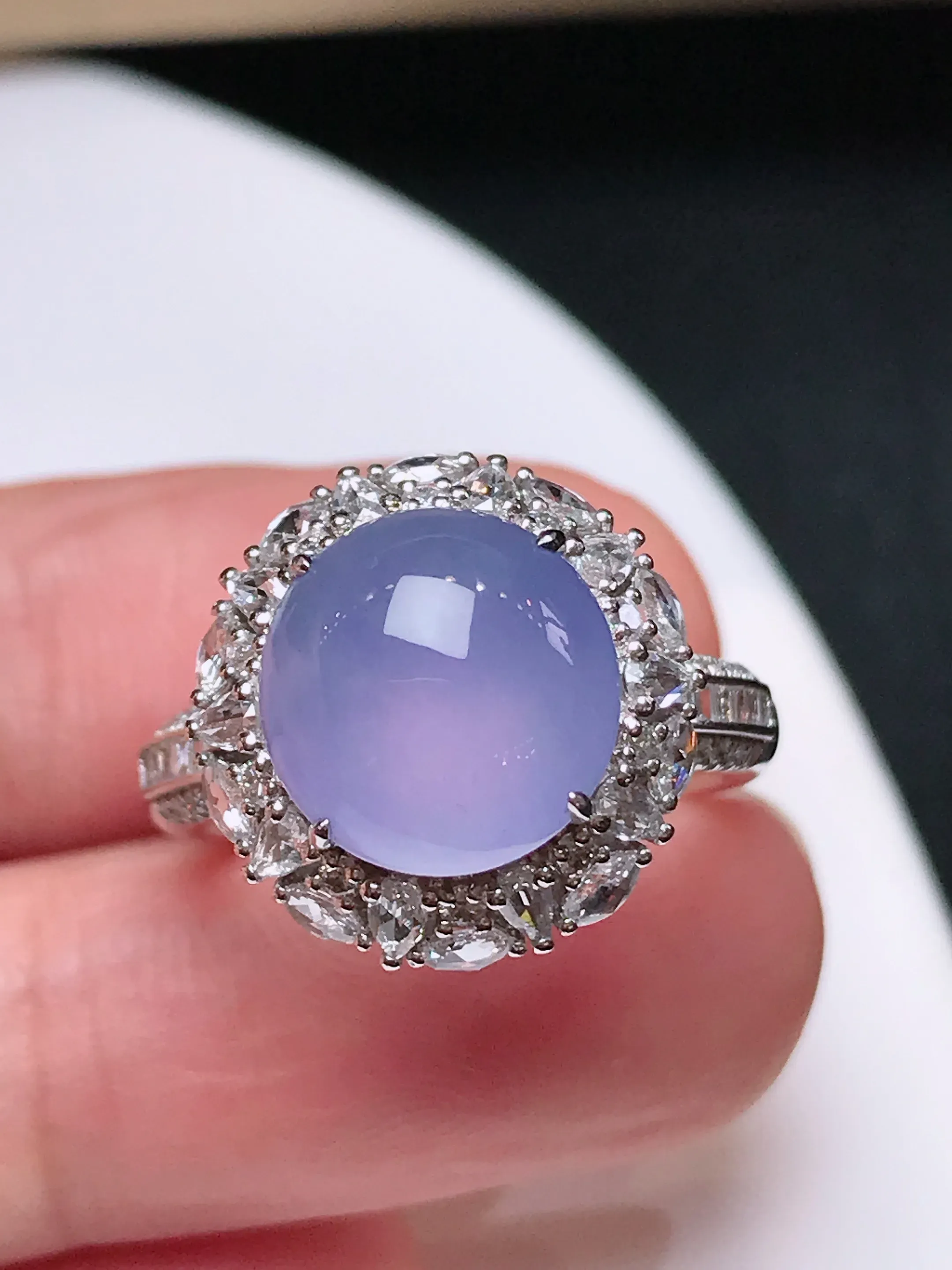 严选推荐戒指，老坑冰种紫罗兰戒指，18k金镶嵌而成，底子细腻，品相佳，佩戴效果出众，尽显气质。