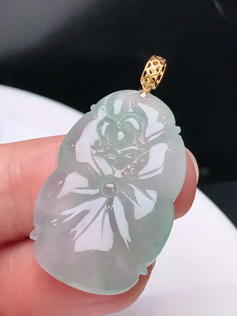 严选推荐 荷叶，老坑冰糯化种荷叶挂件，18k金镶嵌，种水上乘，玻璃光泽。颜色清爽干净，色泽纯正。高性价比，值得入手。裸石规格约29.3-19.5-4.6毫米