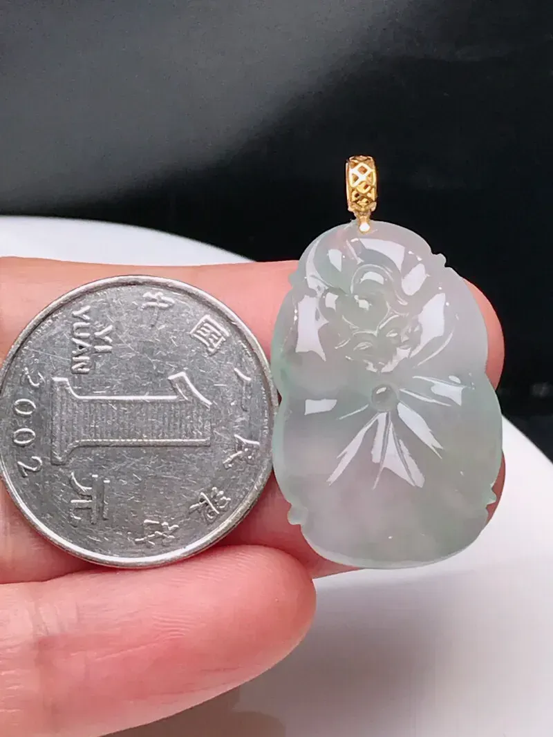 严选推荐 荷叶，老坑冰糯化种荷叶挂件，18k金镶嵌，种水上乘，玻璃光泽。颜色清爽干净，色泽纯正。高性价比，值得入手。裸石规格约29.3-19.5-4.6毫米